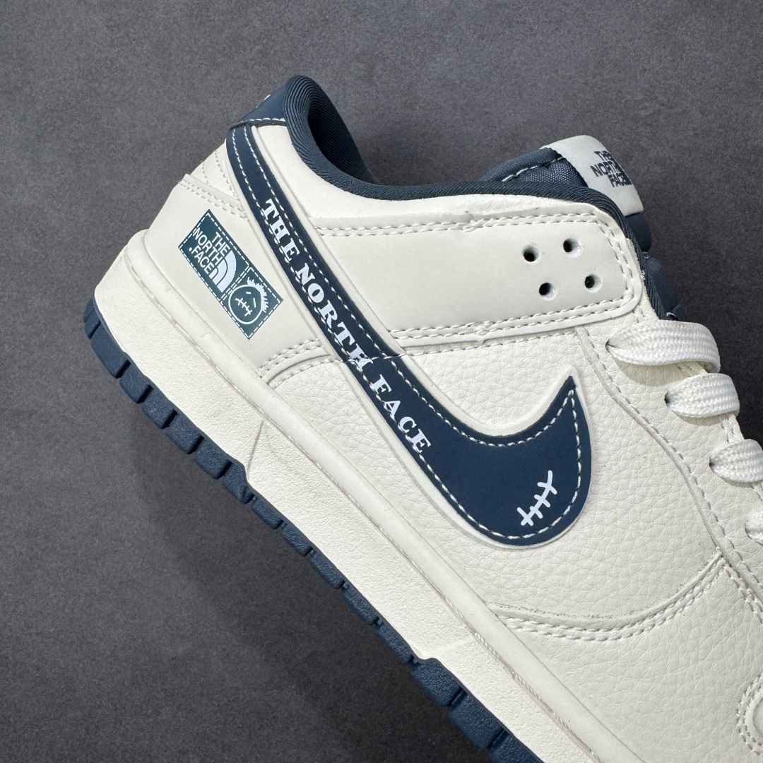 图片[6]-【定制版】The North Face x Travis Scott x Nike Dunk SB Low 北面 x 鬼脸 x 耐克 SB 低帮 三方联名 米白蓝 鞋身整体以米白色皮革打造，搭配米白色框架覆盖层，使鞋款十分百搭，鞋舌绣标上以The North Face字样呈现，鞋身两侧的Swoosh Logo采用蓝色3M反光点缀，后跟饰片使用蓝色制作，鞋舌是网眼布材料，增强了透气性，后跟Nike字样以白色刺绣妆点，鞋头处迷你Swoosh Logo以蓝色呈现，后跟印有The North Face及鬼脸Logo，彰显联名身份；最后以米白色中底搭配蓝色橡胶外底完善整体设计收尾。 货号：SR2025-003 尺码：36 36.5 37.5 38 38.5 39 40 40.5 41 42 42.5 43 44 44.5 45 编码：HXSB330340-选品中心