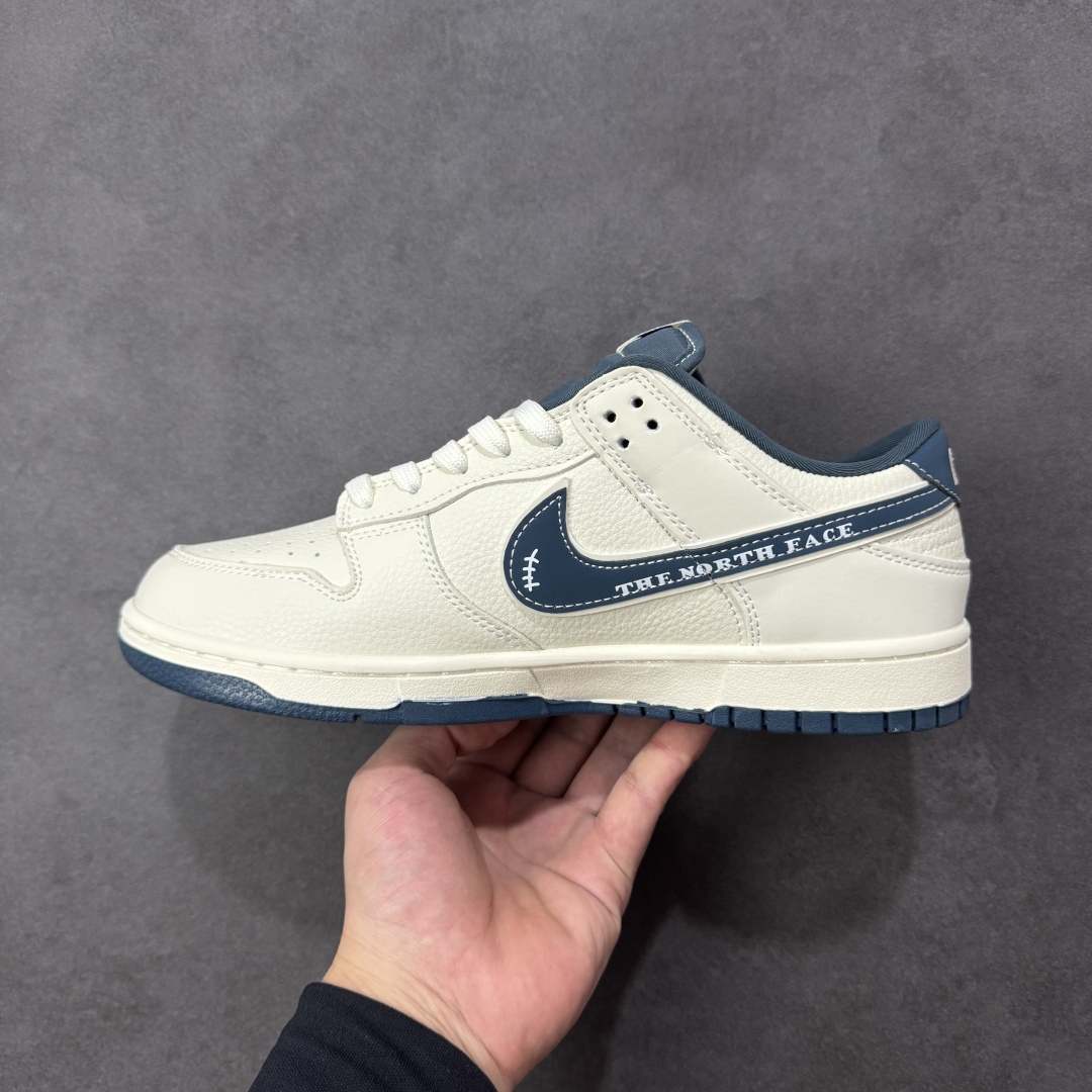 图片[2]-【定制版】The North Face x Travis Scott x Nike Dunk SB Low 北面 x 鬼脸 x 耐克 SB 低帮 三方联名 米白蓝 鞋身整体以米白色皮革打造，搭配米白色框架覆盖层，使鞋款十分百搭，鞋舌绣标上以The North Face字样呈现，鞋身两侧的Swoosh Logo采用蓝色3M反光点缀，后跟饰片使用蓝色制作，鞋舌是网眼布材料，增强了透气性，后跟Nike字样以白色刺绣妆点，鞋头处迷你Swoosh Logo以蓝色呈现，后跟印有The North Face及鬼脸Logo，彰显联名身份；最后以米白色中底搭配蓝色橡胶外底完善整体设计收尾。 货号：SR2025-003 尺码：36 36.5 37.5 38 38.5 39 40 40.5 41 42 42.5 43 44 44.5 45 编码：HXSB330340-选品中心