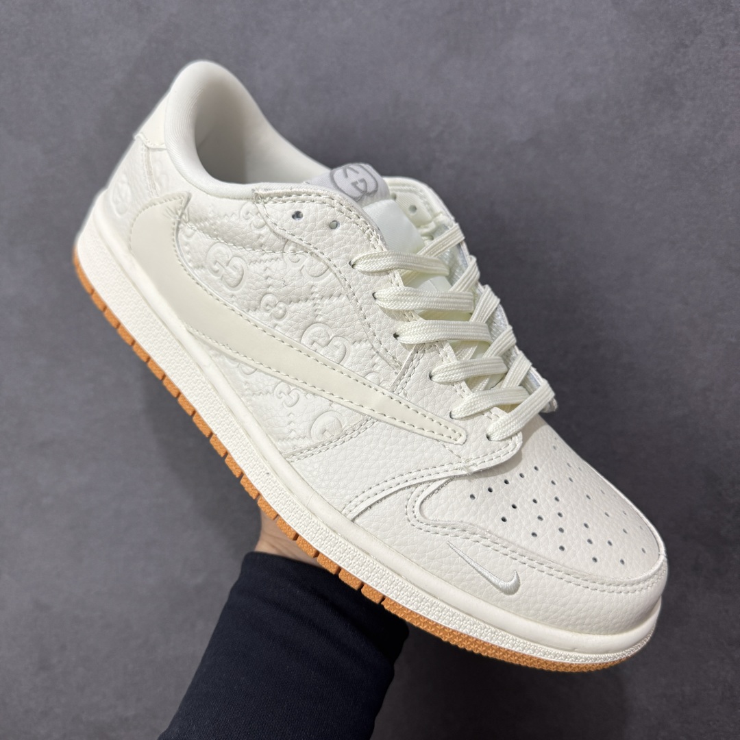图片[3]-【定制版】Gucci x Travis Scott x Air Jordan 1 Low 古驰古奇 x AJ1 低帮 米白生胶倒钩 AJ1 乔丹1代 aj1 乔1 低邦 米白生胶倒勾联名 乔丹篮球鞋系列 鞋身整体以米白色为底搭配米白色皮革框架覆盖层，标志性的反钩Swoosh Logo采用白色呈现，内侧则辅以白色Swoosh Logo点缀，鞋舌等多处TS标志性元素均得以保留；鞋舌上以GG及Gucci字样呈现，后跟的鬼脸Logo标志以及Wings Logo均采用米白色缝线打造，后跟印有Gucci字样，彰显联名身份；最后以米白色中底搭配生胶色橡胶外底完善整体设计收尾。 货号：LD2028-049 尺码：36 36.5 37.5 38 38.5 39 40 40.5 41 42 42.5 43 44 44.5 45 编码：HXSB330340-选品中心
