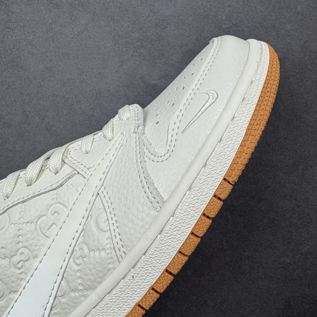 图片[5]-【定制版】Gucci x Travis Scott x Air Jordan 1 Low 古驰古奇 x AJ1 低帮 米白生胶倒钩 AJ1 乔丹1代 aj1 乔1 低邦 米白生胶倒勾联名 乔丹篮球鞋系列 鞋身整体以米白色为底搭配米白色皮革框架覆盖层，标志性的反钩Swoosh Logo采用白色呈现，内侧则辅以白色Swoosh Logo点缀，鞋舌等多处TS标志性元素均得以保留；鞋舌上以GG及Gucci字样呈现，后跟的鬼脸Logo标志以及Wings Logo均采用米白色缝线打造，后跟印有Gucci字样，彰显联名身份；最后以米白色中底搭配生胶色橡胶外底完善整体设计收尾。 货号：LD2028-049 尺码：36 36.5 37.5 38 38.5 39 40 40.5 41 42 42.5 43 44 44.5 45 编码：HXSB330340-选品中心