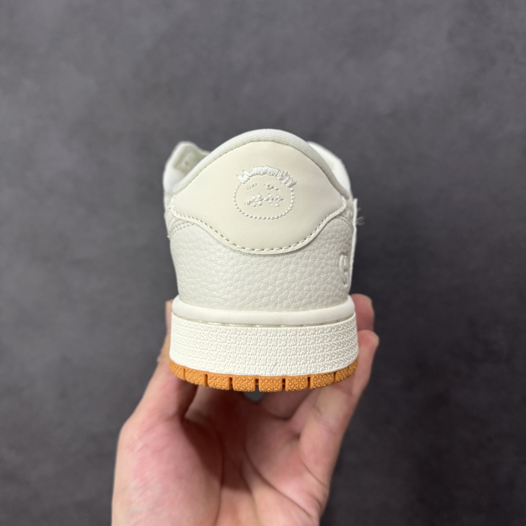 图片[4]-【定制版】Gucci x Travis Scott x Air Jordan 1 Low 古驰古奇 x AJ1 低帮 米白生胶倒钩 AJ1 乔丹1代 aj1 乔1 低邦 米白生胶倒勾联名 乔丹篮球鞋系列 鞋身整体以米白色为底搭配米白色皮革框架覆盖层，标志性的反钩Swoosh Logo采用白色呈现，内侧则辅以白色Swoosh Logo点缀，鞋舌等多处TS标志性元素均得以保留；鞋舌上以GG及Gucci字样呈现，后跟的鬼脸Logo标志以及Wings Logo均采用米白色缝线打造，后跟印有Gucci字样，彰显联名身份；最后以米白色中底搭配生胶色橡胶外底完善整体设计收尾。 货号：LD2028-049 尺码：36 36.5 37.5 38 38.5 39 40 40.5 41 42 42.5 43 44 44.5 45 编码：HXSB330340-选品中心