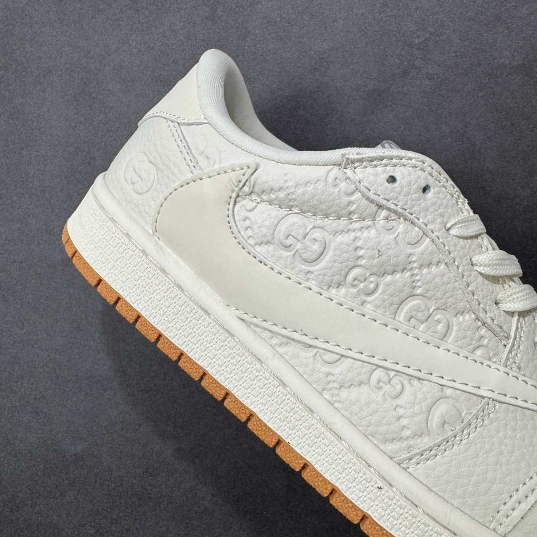 图片[6]-【定制版】Gucci x Travis Scott x Air Jordan 1 Low 古驰古奇 x AJ1 低帮 米白生胶倒钩 AJ1 乔丹1代 aj1 乔1 低邦 米白生胶倒勾联名 乔丹篮球鞋系列 鞋身整体以米白色为底搭配米白色皮革框架覆盖层，标志性的反钩Swoosh Logo采用白色呈现，内侧则辅以白色Swoosh Logo点缀，鞋舌等多处TS标志性元素均得以保留；鞋舌上以GG及Gucci字样呈现，后跟的鬼脸Logo标志以及Wings Logo均采用米白色缝线打造，后跟印有Gucci字样，彰显联名身份；最后以米白色中底搭配生胶色橡胶外底完善整体设计收尾。 货号：LD2028-049 尺码：36 36.5 37.5 38 38.5 39 40 40.5 41 42 42.5 43 44 44.5 45 编码：HXSB330340-选品中心