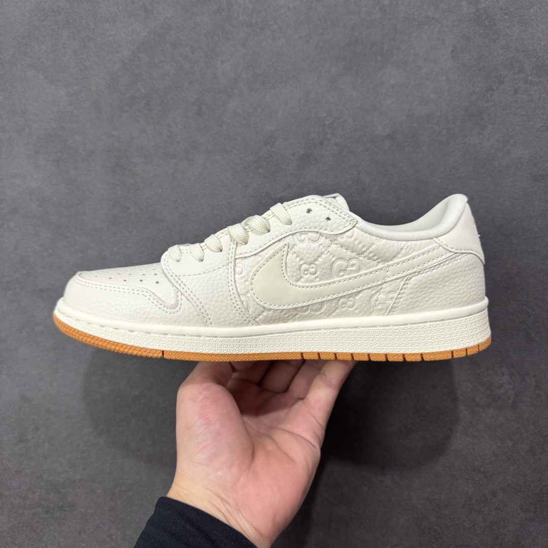 图片[2]-【定制版】Gucci x Travis Scott x Air Jordan 1 Low 古驰古奇 x AJ1 低帮 米白生胶倒钩 AJ1 乔丹1代 aj1 乔1 低邦 米白生胶倒勾联名 乔丹篮球鞋系列 鞋身整体以米白色为底搭配米白色皮革框架覆盖层，标志性的反钩Swoosh Logo采用白色呈现，内侧则辅以白色Swoosh Logo点缀，鞋舌等多处TS标志性元素均得以保留；鞋舌上以GG及Gucci字样呈现，后跟的鬼脸Logo标志以及Wings Logo均采用米白色缝线打造，后跟印有Gucci字样，彰显联名身份；最后以米白色中底搭配生胶色橡胶外底完善整体设计收尾。 货号：LD2028-049 尺码：36 36.5 37.5 38 38.5 39 40 40.5 41 42 42.5 43 44 44.5 45 编码：HXSB330340-选品中心