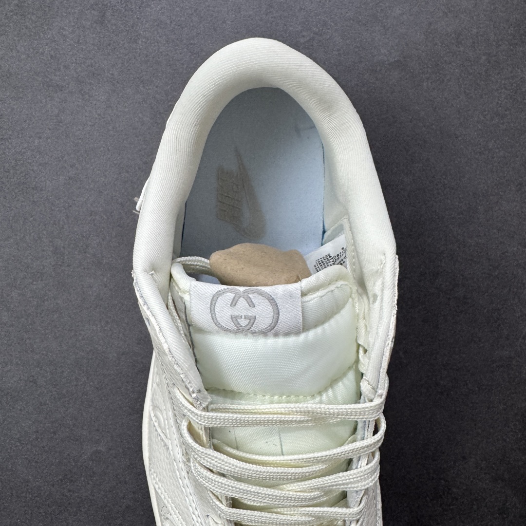 图片[7]-【定制版】Gucci x Travis Scott x Air Jordan 1 Low 古驰古奇 x AJ1 低帮 米白生胶倒钩 AJ1 乔丹1代 aj1 乔1 低邦 米白生胶倒勾联名 乔丹篮球鞋系列 鞋身整体以米白色为底搭配米白色皮革框架覆盖层，标志性的反钩Swoosh Logo采用白色呈现，内侧则辅以白色Swoosh Logo点缀，鞋舌等多处TS标志性元素均得以保留；鞋舌上以GG及Gucci字样呈现，后跟的鬼脸Logo标志以及Wings Logo均采用米白色缝线打造，后跟印有Gucci字样，彰显联名身份；最后以米白色中底搭配生胶色橡胶外底完善整体设计收尾。 货号：LD2028-049 尺码：36 36.5 37.5 38 38.5 39 40 40.5 41 42 42.5 43 44 44.5 45 编码：HXSB330340-选品中心