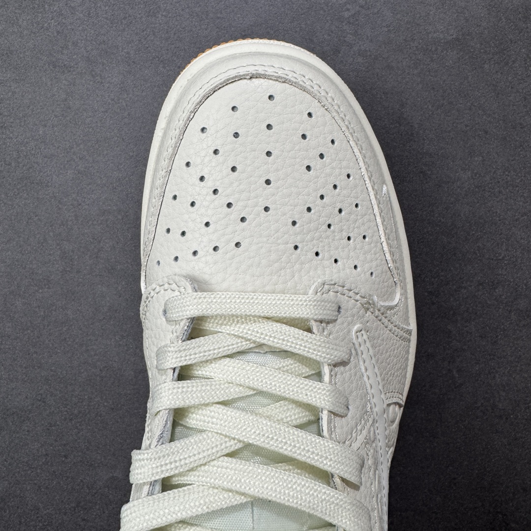 图片[8]-【定制版】Gucci x Travis Scott x Air Jordan 1 Low 古驰古奇 x AJ1 低帮 米白生胶倒钩 AJ1 乔丹1代 aj1 乔1 低邦 米白生胶倒勾联名 乔丹篮球鞋系列 鞋身整体以米白色为底搭配米白色皮革框架覆盖层，标志性的反钩Swoosh Logo采用白色呈现，内侧则辅以白色Swoosh Logo点缀，鞋舌等多处TS标志性元素均得以保留；鞋舌上以GG及Gucci字样呈现，后跟的鬼脸Logo标志以及Wings Logo均采用米白色缝线打造，后跟印有Gucci字样，彰显联名身份；最后以米白色中底搭配生胶色橡胶外底完善整体设计收尾。 货号：LD2028-049 尺码：36 36.5 37.5 38 38.5 39 40 40.5 41 42 42.5 43 44 44.5 45 编码：HXSB330340-选品中心