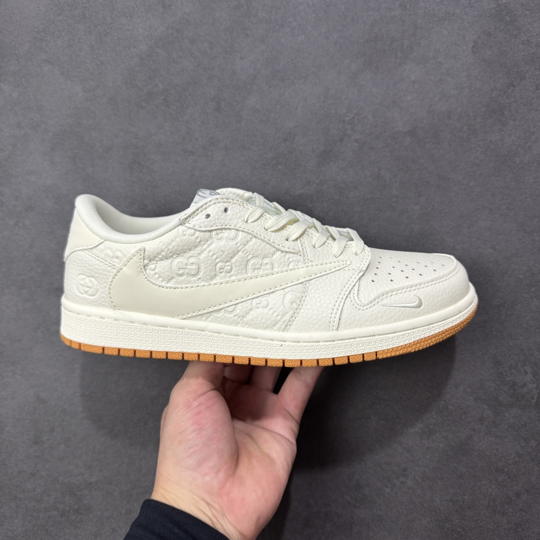 【定制版】Gucci x Travis Scott x Air Jordan 1 Low 古驰古奇 x AJ1 低帮 米白生胶倒钩 AJ1 乔丹1代 aj1 乔1 低邦 米白生胶倒勾联名 乔丹篮球鞋系列 鞋身整体以米白色为底搭配米白色皮革框架覆盖层,标志性的反钩Swoosh Logo采用白色呈现,内侧则辅以白色Swoosh Logo点缀,鞋舌等多处TS标志性元素均得以保留;鞋舌上以GG及Gucci字样呈现,后跟的鬼脸Logo标志以及Wings Logo均采用米白色缝线打造,后跟印有Gucci字样,彰显联名身份;最后以米白色中底搭配生胶色橡胶外底完善整体设计收尾。 货号:LD2028-049 尺码:36 36.5 37.5 38 38.5 39 40 40.5 41 42 42.5 43 44 44.5 45 编码:HXSB330340-选品中心