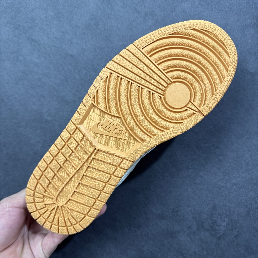 图片[9]-【定制版】Gucci x Travis Scott x Air Jordan 1 Low 古驰古奇 x AJ1 低帮 米白生胶倒钩 AJ1 乔丹1代 aj1 乔1 低邦 米白生胶倒勾联名 乔丹篮球鞋系列 鞋身整体以米白色为底搭配米白色皮革框架覆盖层，标志性的反钩Swoosh Logo采用白色呈现，内侧则辅以白色Swoosh Logo点缀，鞋舌等多处TS标志性元素均得以保留；鞋舌上以GG及Gucci字样呈现，后跟的鬼脸Logo标志以及Wings Logo均采用米白色缝线打造，后跟印有Gucci字样，彰显联名身份；最后以米白色中底搭配生胶色橡胶外底完善整体设计收尾。 货号：LD2028-049 尺码：36 36.5 37.5 38 38.5 39 40 40.5 41 42 42.5 43 44 44.5 45 编码：HXSB330340-选品中心