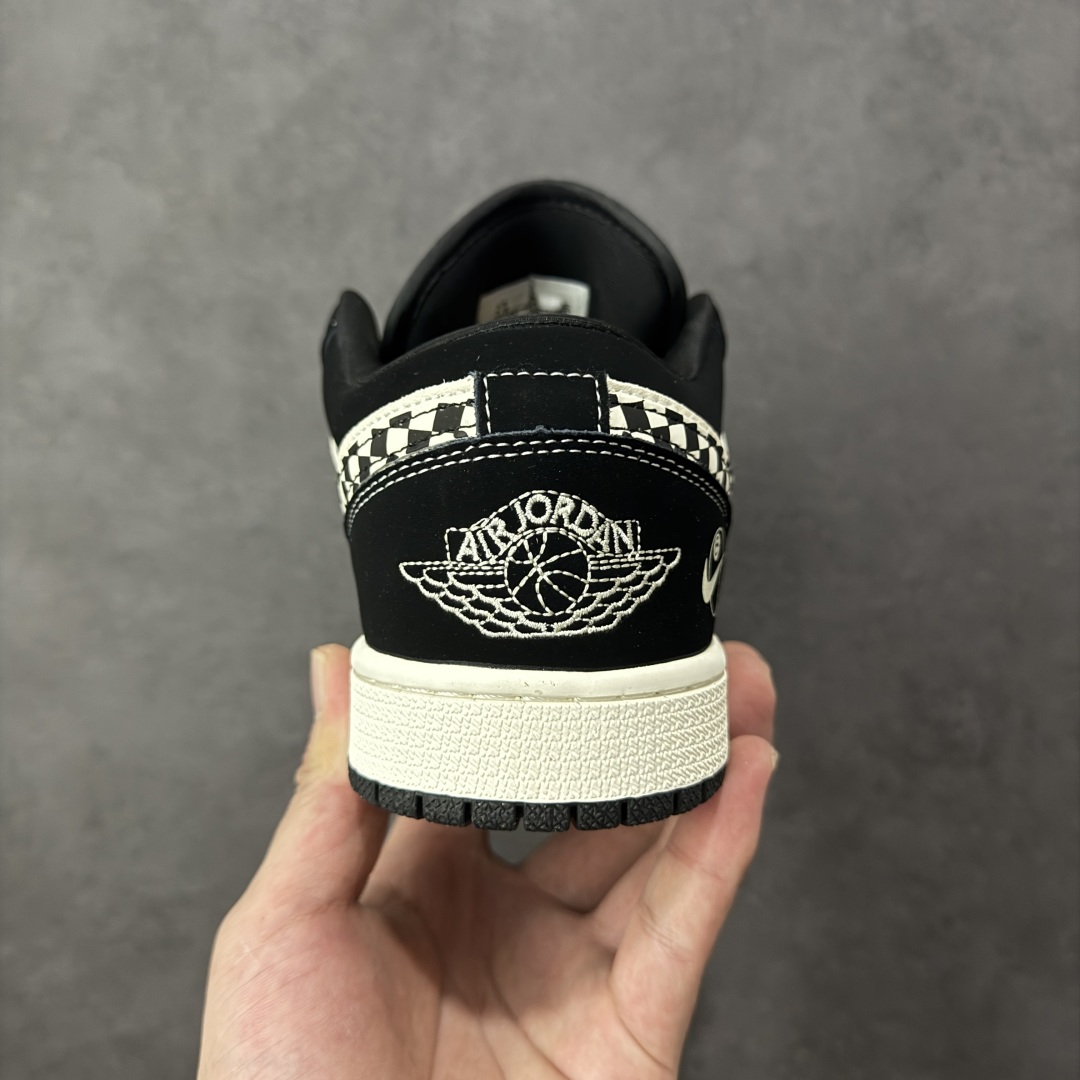 图片[4]-【定制版】Stussy x Air Jordan 1 Low 斯图西 x AJ1 低帮 黑白 AJ1 乔丹1代 aj1 乔1 低邦 黑白 乔丹篮球鞋系列 鞋身整体以米白色皮革打造，搭配黑色磨砂框架覆盖层，使鞋款十分百搭，鞋身两侧Swoosh Logo采用黑白格子点缀，后跟Wings Logo辅以白色缝线呈现，鞋舌是网眼布材料，增强了透气性，鞋头侧身处Stussy字样采用白色刺绣妆点，鞋舌上Jumpman Logo黑色点缀，后跟侧方印有Stussy品牌Logo，彰显联名身份；最后以米白色中底搭配黑色橡胶外底完善整体设计收尾。 货号：LJ2025-001 尺码：36 36.5 37.5 38 38.5 39 40 40.5 41 42 42.5 43 44 44.5 45 编码：HXSB330340-选品中心