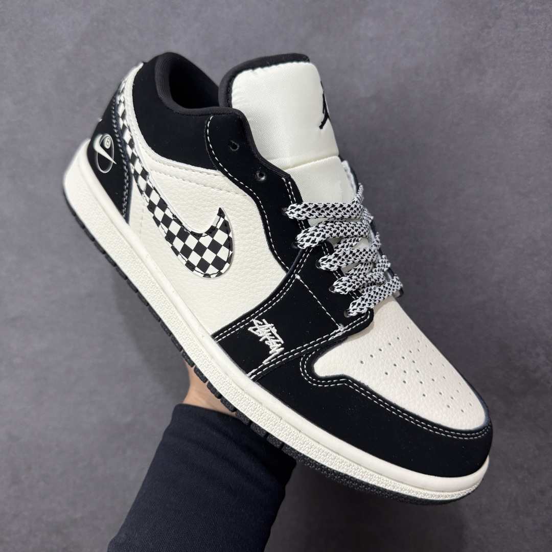 图片[3]-【定制版】Stussy x Air Jordan 1 Low 斯图西 x AJ1 低帮 黑白 AJ1 乔丹1代 aj1 乔1 低邦 黑白 乔丹篮球鞋系列 鞋身整体以米白色皮革打造，搭配黑色磨砂框架覆盖层，使鞋款十分百搭，鞋身两侧Swoosh Logo采用黑白格子点缀，后跟Wings Logo辅以白色缝线呈现，鞋舌是网眼布材料，增强了透气性，鞋头侧身处Stussy字样采用白色刺绣妆点，鞋舌上Jumpman Logo黑色点缀，后跟侧方印有Stussy品牌Logo，彰显联名身份；最后以米白色中底搭配黑色橡胶外底完善整体设计收尾。 货号：LJ2025-001 尺码：36 36.5 37.5 38 38.5 39 40 40.5 41 42 42.5 43 44 44.5 45 编码：HXSB330340-选品中心