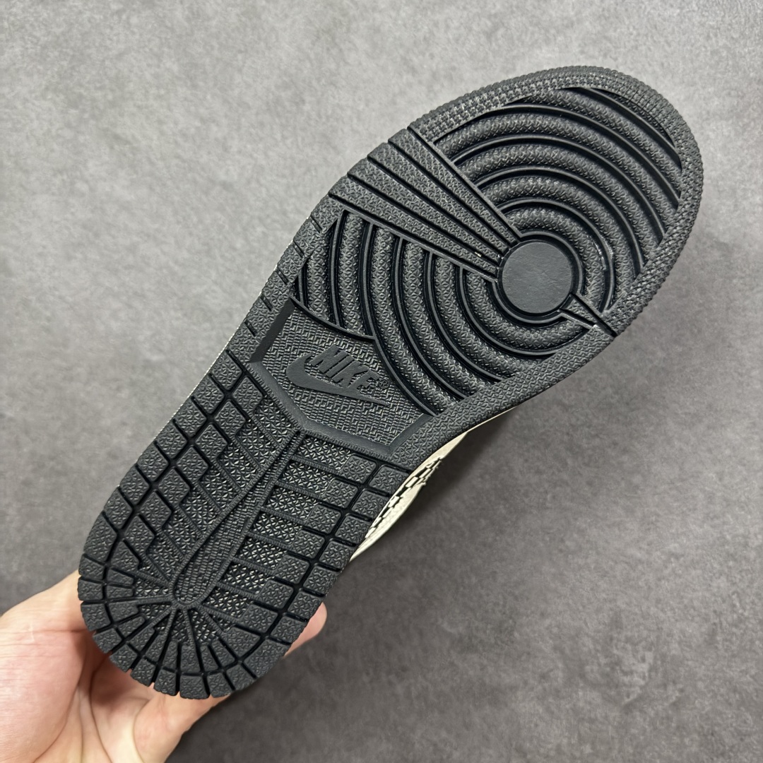 图片[9]-【定制版】Stussy x Air Jordan 1 Low 斯图西 x AJ1 低帮 黑白 AJ1 乔丹1代 aj1 乔1 低邦 黑白 乔丹篮球鞋系列 鞋身整体以米白色皮革打造，搭配黑色磨砂框架覆盖层，使鞋款十分百搭，鞋身两侧Swoosh Logo采用黑白格子点缀，后跟Wings Logo辅以白色缝线呈现，鞋舌是网眼布材料，增强了透气性，鞋头侧身处Stussy字样采用白色刺绣妆点，鞋舌上Jumpman Logo黑色点缀，后跟侧方印有Stussy品牌Logo，彰显联名身份；最后以米白色中底搭配黑色橡胶外底完善整体设计收尾。 货号：LJ2025-001 尺码：36 36.5 37.5 38 38.5 39 40 40.5 41 42 42.5 43 44 44.5 45 编码：HXSB330340-选品中心