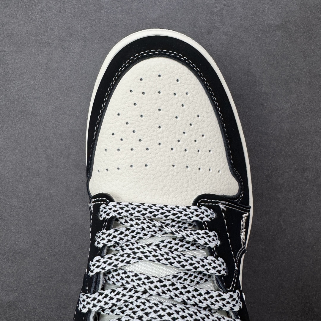 图片[8]-【定制版】Stussy x Air Jordan 1 Low 斯图西 x AJ1 低帮 黑白 AJ1 乔丹1代 aj1 乔1 低邦 黑白 乔丹篮球鞋系列 鞋身整体以米白色皮革打造，搭配黑色磨砂框架覆盖层，使鞋款十分百搭，鞋身两侧Swoosh Logo采用黑白格子点缀，后跟Wings Logo辅以白色缝线呈现，鞋舌是网眼布材料，增强了透气性，鞋头侧身处Stussy字样采用白色刺绣妆点，鞋舌上Jumpman Logo黑色点缀，后跟侧方印有Stussy品牌Logo，彰显联名身份；最后以米白色中底搭配黑色橡胶外底完善整体设计收尾。 货号：LJ2025-001 尺码：36 36.5 37.5 38 38.5 39 40 40.5 41 42 42.5 43 44 44.5 45 编码：HXSB330340-选品中心