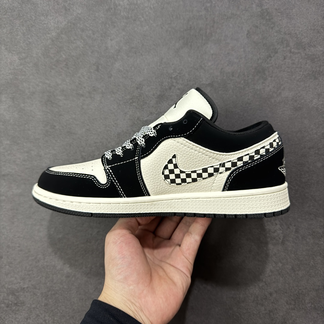 图片[2]-【定制版】Stussy x Air Jordan 1 Low 斯图西 x AJ1 低帮 黑白 AJ1 乔丹1代 aj1 乔1 低邦 黑白 乔丹篮球鞋系列 鞋身整体以米白色皮革打造，搭配黑色磨砂框架覆盖层，使鞋款十分百搭，鞋身两侧Swoosh Logo采用黑白格子点缀，后跟Wings Logo辅以白色缝线呈现，鞋舌是网眼布材料，增强了透气性，鞋头侧身处Stussy字样采用白色刺绣妆点，鞋舌上Jumpman Logo黑色点缀，后跟侧方印有Stussy品牌Logo，彰显联名身份；最后以米白色中底搭配黑色橡胶外底完善整体设计收尾。 货号：LJ2025-001 尺码：36 36.5 37.5 38 38.5 39 40 40.5 41 42 42.5 43 44 44.5 45 编码：HXSB330340-选品中心