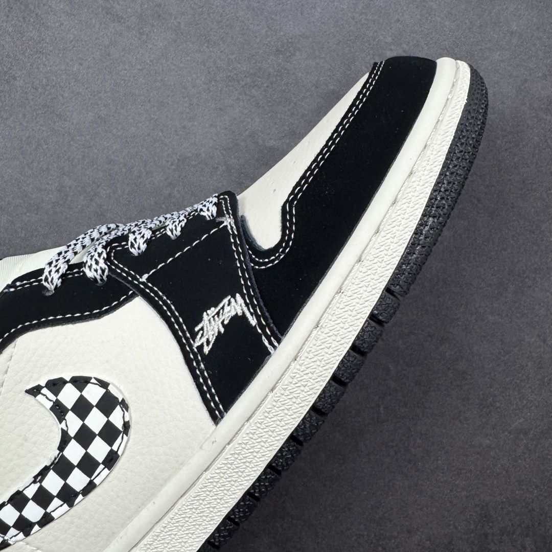 图片[5]-【定制版】Stussy x Air Jordan 1 Low 斯图西 x AJ1 低帮 黑白 AJ1 乔丹1代 aj1 乔1 低邦 黑白 乔丹篮球鞋系列 鞋身整体以米白色皮革打造，搭配黑色磨砂框架覆盖层，使鞋款十分百搭，鞋身两侧Swoosh Logo采用黑白格子点缀，后跟Wings Logo辅以白色缝线呈现，鞋舌是网眼布材料，增强了透气性，鞋头侧身处Stussy字样采用白色刺绣妆点，鞋舌上Jumpman Logo黑色点缀，后跟侧方印有Stussy品牌Logo，彰显联名身份；最后以米白色中底搭配黑色橡胶外底完善整体设计收尾。 货号：LJ2025-001 尺码：36 36.5 37.5 38 38.5 39 40 40.5 41 42 42.5 43 44 44.5 45 编码：HXSB330340-选品中心