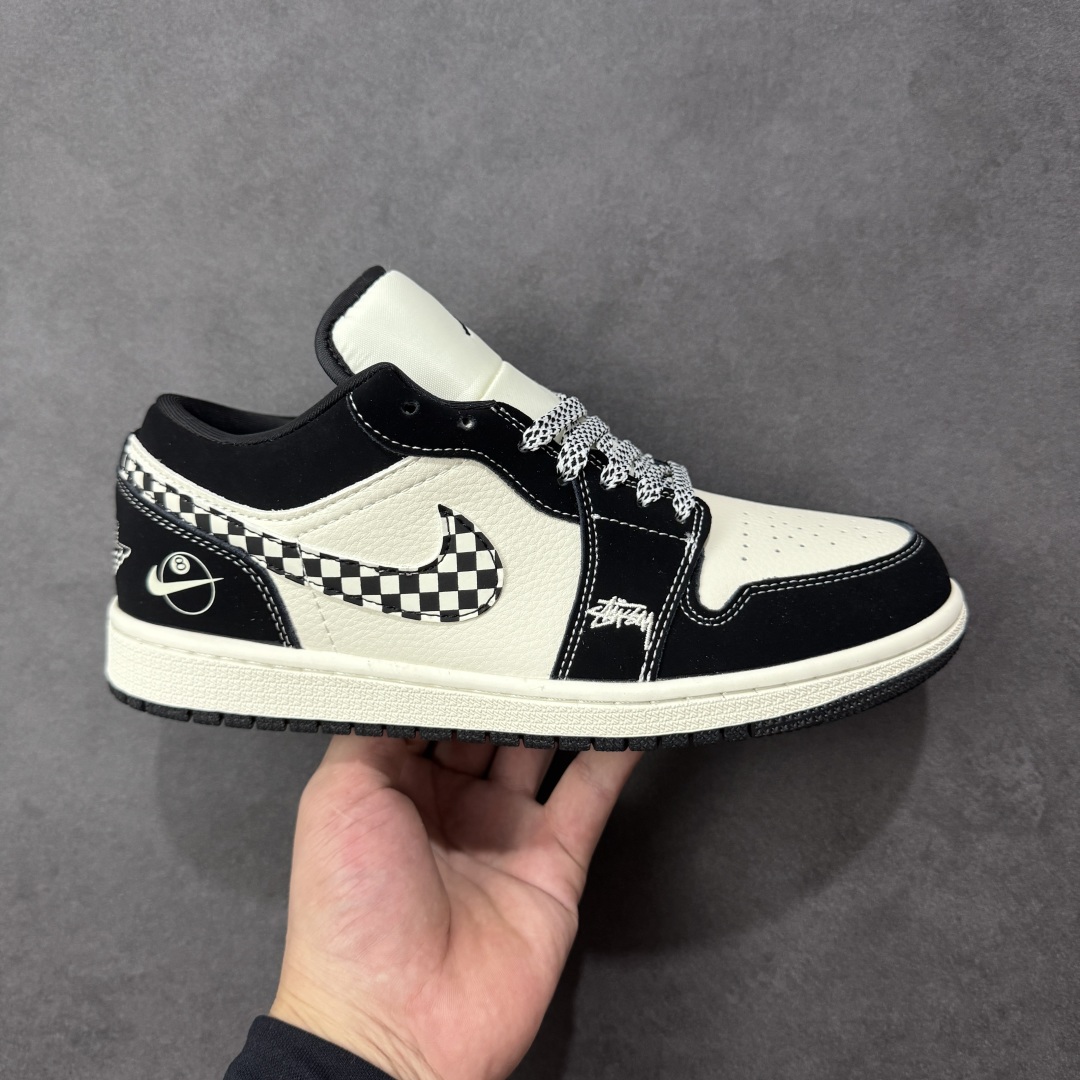 【定制版】Stussy x Air Jordan 1 Low 斯图西 x AJ1 低帮 黑白 AJ1 乔丹1代 aj1 乔1 低邦 黑白 乔丹篮球鞋系列 鞋身整体以米白色皮革打造,搭配黑色磨砂框架覆盖层,使鞋款十分百搭,鞋身两侧Swoosh Logo采用黑白格子点缀,后跟Wings Logo辅以白色缝线呈现,鞋舌是网眼布材料,增强了透气性,鞋头侧身处Stussy字样采用白色刺绣妆点,鞋舌上Jumpman Logo黑色点缀,后跟侧方印有Stussy品牌Logo,彰显联名身份;最后以米白色中底搭配黑色橡胶外底完善整体设计收尾。 货号:LJ2025-001 尺码:36 36.5 37.5 38 38.5 39 40 40.5 41 42 42.5 43 44 44.5 45 编码:HXSB330340-选品中心