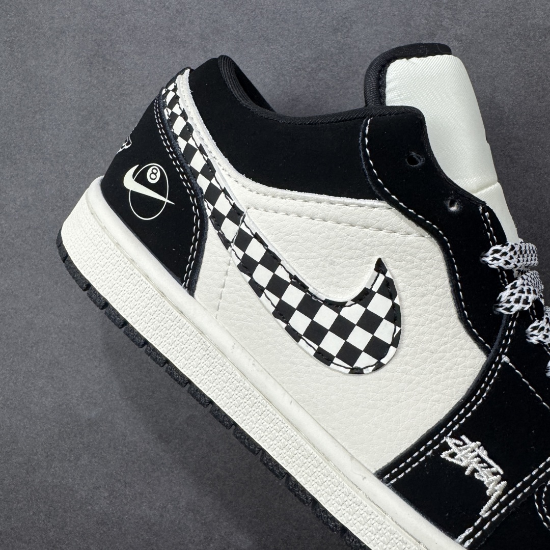 图片[6]-【定制版】Stussy x Air Jordan 1 Low 斯图西 x AJ1 低帮 黑白 AJ1 乔丹1代 aj1 乔1 低邦 黑白 乔丹篮球鞋系列 鞋身整体以米白色皮革打造，搭配黑色磨砂框架覆盖层，使鞋款十分百搭，鞋身两侧Swoosh Logo采用黑白格子点缀，后跟Wings Logo辅以白色缝线呈现，鞋舌是网眼布材料，增强了透气性，鞋头侧身处Stussy字样采用白色刺绣妆点，鞋舌上Jumpman Logo黑色点缀，后跟侧方印有Stussy品牌Logo，彰显联名身份；最后以米白色中底搭配黑色橡胶外底完善整体设计收尾。 货号：LJ2025-001 尺码：36 36.5 37.5 38 38.5 39 40 40.5 41 42 42.5 43 44 44.5 45 编码：HXSB330340-选品中心