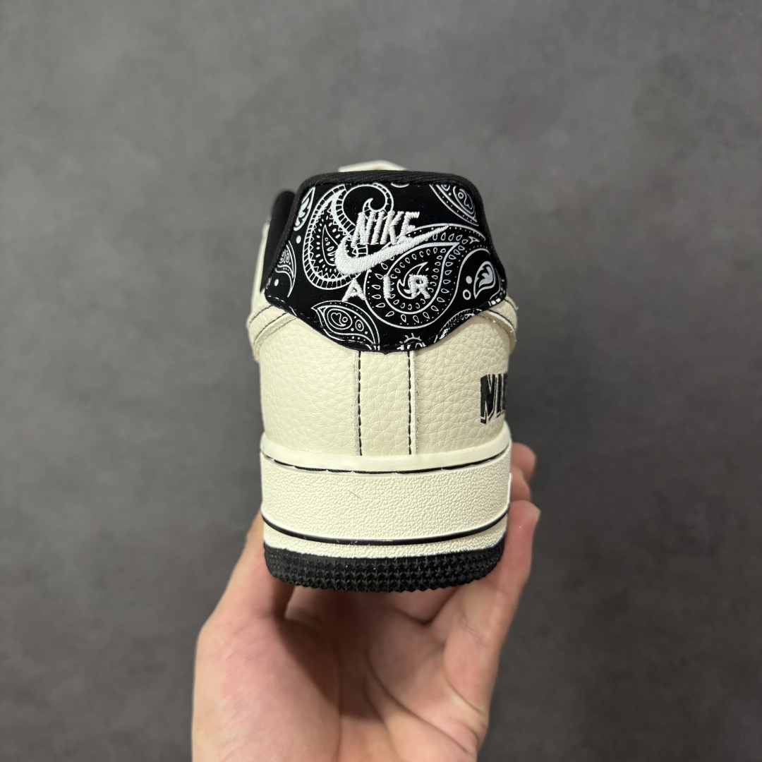 图片[4]-【定制版】Supreme x Nike Air Force 1 Low Sup x 耐克 空军一号 低帮 白黑腰果花 鞋身整体以黑色腰果花印花打造搭配白色框架覆盖层，设计独特且充满时尚感；鞋身两侧Swoosh Logo采用白色点缀，后跟装饰片使用黑色制作，鞋头处迷你Swoosh Logo黑色妆点，鞋舌标签上以Supreme字样呈现，后跟Nike Swoosh Logo及Air辅以白色刺绣妆点，后跟侧方印有Nike字样，彰显联名身份；最后以米白色中底搭配黑色橡胶外底完善整体设计收尾。 货号：ZD1988-005 尺码：36-45带半码 编码：HXSB310320-选品中心