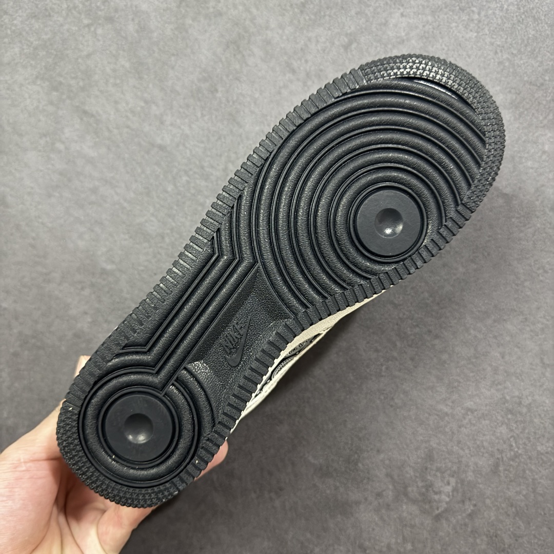 图片[9]-【定制版】Supreme x Nike Air Force 1 Low Sup x 耐克 空军一号 低帮 白黑腰果花 鞋身整体以黑色腰果花印花打造搭配白色框架覆盖层，设计独特且充满时尚感；鞋身两侧Swoosh Logo采用白色点缀，后跟装饰片使用黑色制作，鞋头处迷你Swoosh Logo黑色妆点，鞋舌标签上以Supreme字样呈现，后跟Nike Swoosh Logo及Air辅以白色刺绣妆点，后跟侧方印有Nike字样，彰显联名身份；最后以米白色中底搭配黑色橡胶外底完善整体设计收尾。 货号：ZD1988-005 尺码：36-45带半码 编码：HXSB310320-选品中心