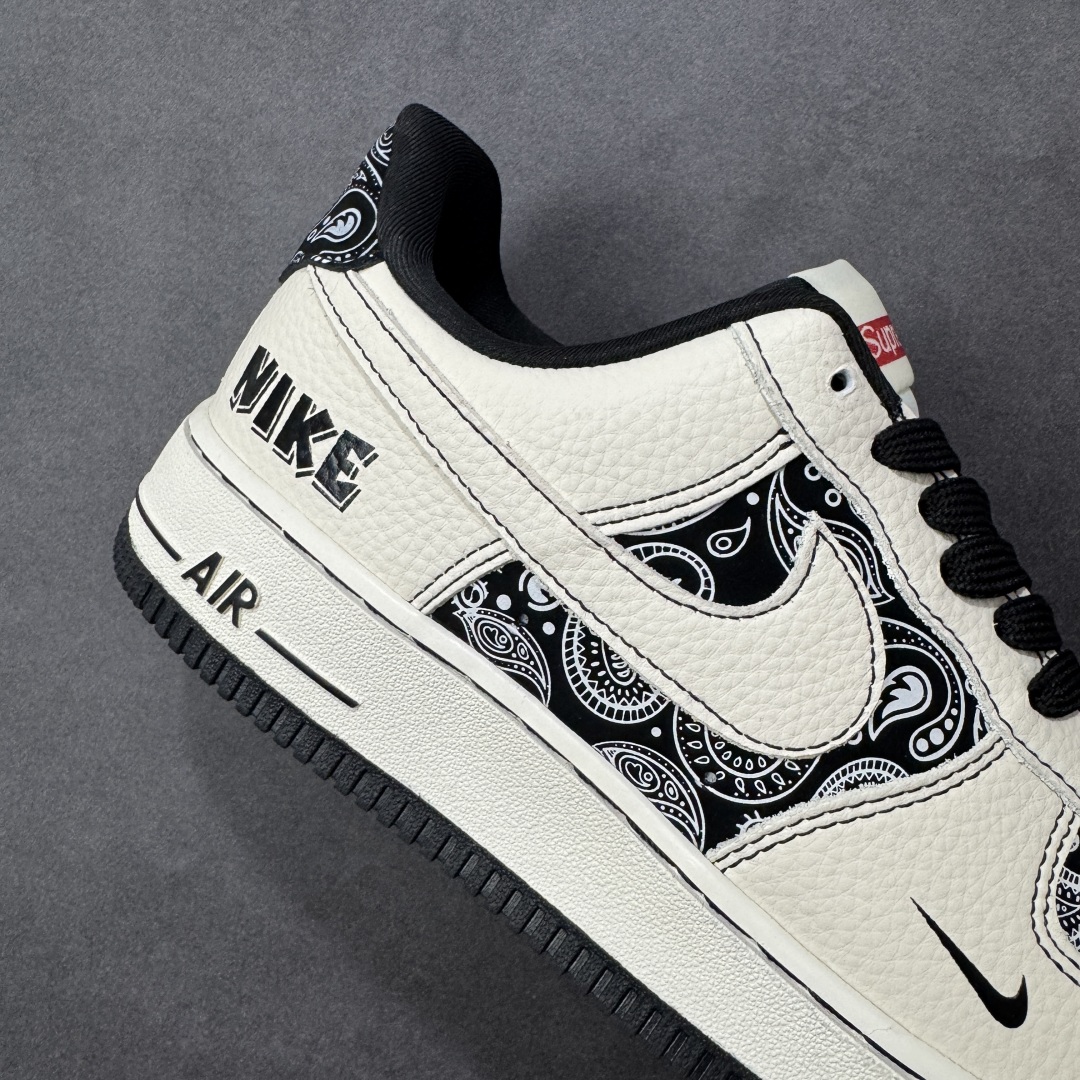 图片[6]-【定制版】Supreme x Nike Air Force 1 Low Sup x 耐克 空军一号 低帮 白黑腰果花 鞋身整体以黑色腰果花印花打造搭配白色框架覆盖层，设计独特且充满时尚感；鞋身两侧Swoosh Logo采用白色点缀，后跟装饰片使用黑色制作，鞋头处迷你Swoosh Logo黑色妆点，鞋舌标签上以Supreme字样呈现，后跟Nike Swoosh Logo及Air辅以白色刺绣妆点，后跟侧方印有Nike字样，彰显联名身份；最后以米白色中底搭配黑色橡胶外底完善整体设计收尾。 货号：ZD1988-005 尺码：36-45带半码 编码：HXSB310320-选品中心