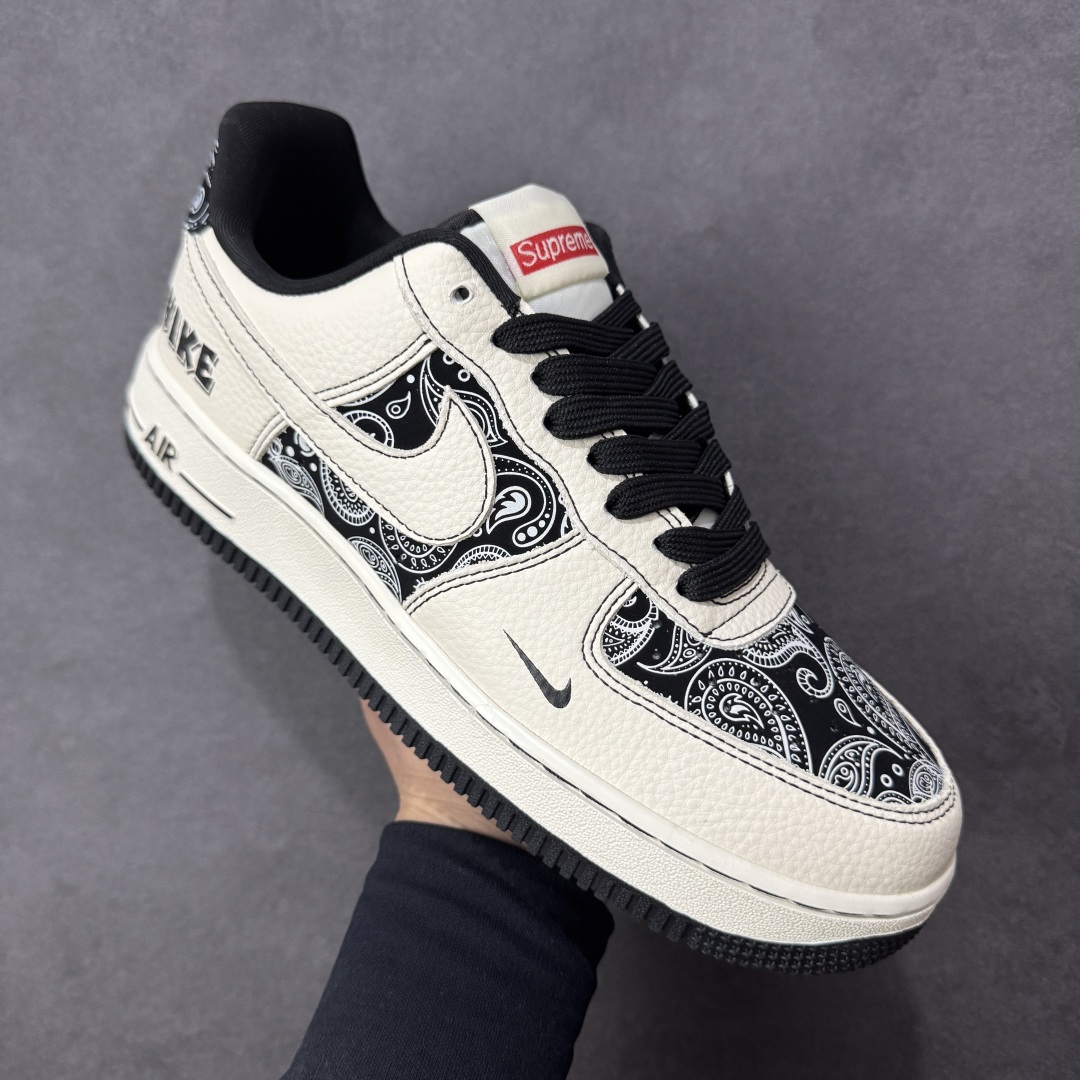 图片[3]-【定制版】Supreme x Nike Air Force 1 Low Sup x 耐克 空军一号 低帮 白黑腰果花 鞋身整体以黑色腰果花印花打造搭配白色框架覆盖层，设计独特且充满时尚感；鞋身两侧Swoosh Logo采用白色点缀，后跟装饰片使用黑色制作，鞋头处迷你Swoosh Logo黑色妆点，鞋舌标签上以Supreme字样呈现，后跟Nike Swoosh Logo及Air辅以白色刺绣妆点，后跟侧方印有Nike字样，彰显联名身份；最后以米白色中底搭配黑色橡胶外底完善整体设计收尾。 货号：ZD1988-005 尺码：36-45带半码 编码：HXSB310320-选品中心
