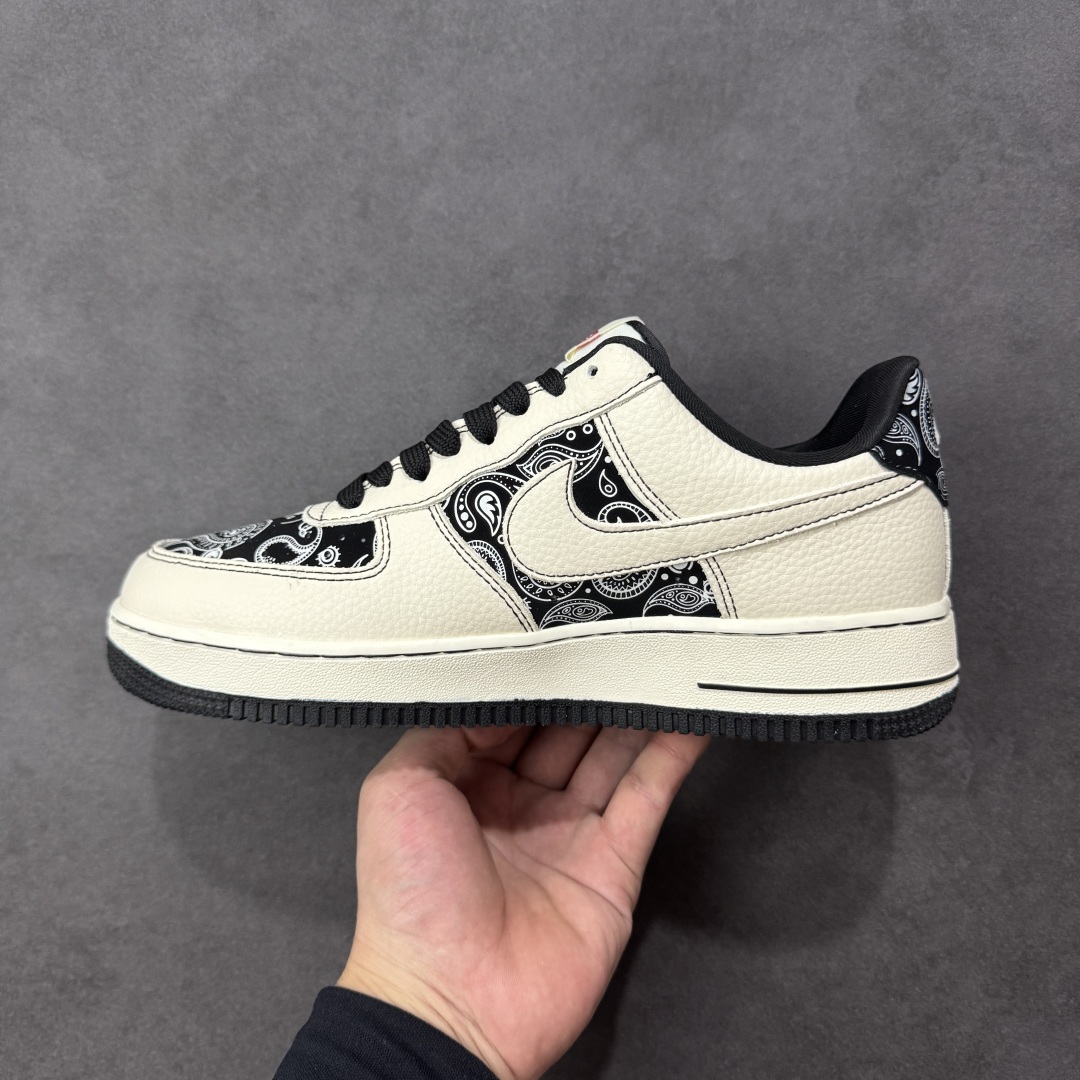 图片[2]-【定制版】Supreme x Nike Air Force 1 Low Sup x 耐克 空军一号 低帮 白黑腰果花 鞋身整体以黑色腰果花印花打造搭配白色框架覆盖层，设计独特且充满时尚感；鞋身两侧Swoosh Logo采用白色点缀，后跟装饰片使用黑色制作，鞋头处迷你Swoosh Logo黑色妆点，鞋舌标签上以Supreme字样呈现，后跟Nike Swoosh Logo及Air辅以白色刺绣妆点，后跟侧方印有Nike字样，彰显联名身份；最后以米白色中底搭配黑色橡胶外底完善整体设计收尾。 货号：ZD1988-005 尺码：36-45带半码 编码：HXSB310320-选品中心