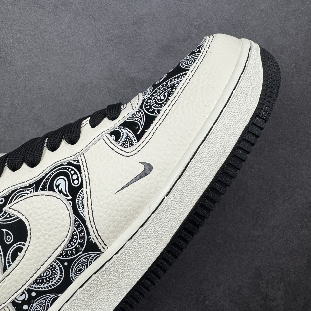 图片[5]-【定制版】Supreme x Nike Air Force 1 Low Sup x 耐克 空军一号 低帮 白黑腰果花 鞋身整体以黑色腰果花印花打造搭配白色框架覆盖层，设计独特且充满时尚感；鞋身两侧Swoosh Logo采用白色点缀，后跟装饰片使用黑色制作，鞋头处迷你Swoosh Logo黑色妆点，鞋舌标签上以Supreme字样呈现，后跟Nike Swoosh Logo及Air辅以白色刺绣妆点，后跟侧方印有Nike字样，彰显联名身份；最后以米白色中底搭配黑色橡胶外底完善整体设计收尾。 货号：ZD1988-005 尺码：36-45带半码 编码：HXSB310320-选品中心