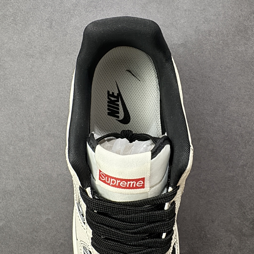 图片[7]-【定制版】Supreme x Nike Air Force 1 Low Sup x 耐克 空军一号 低帮 白黑腰果花 鞋身整体以黑色腰果花印花打造搭配白色框架覆盖层，设计独特且充满时尚感；鞋身两侧Swoosh Logo采用白色点缀，后跟装饰片使用黑色制作，鞋头处迷你Swoosh Logo黑色妆点，鞋舌标签上以Supreme字样呈现，后跟Nike Swoosh Logo及Air辅以白色刺绣妆点，后跟侧方印有Nike字样，彰显联名身份；最后以米白色中底搭配黑色橡胶外底完善整体设计收尾。 货号：ZD1988-005 尺码：36-45带半码 编码：HXSB310320-选品中心
