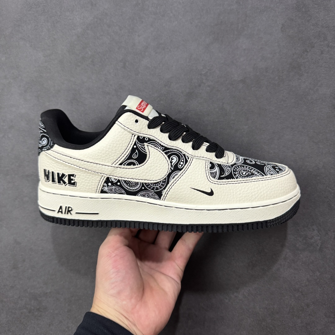 【定制版】Supreme x Nike Air Force 1 Low Sup x 耐克 空军一号 低帮 白黑腰果花 鞋身整体以黑色腰果花印花打造搭配白色框架覆盖层,设计独特且充满时尚感;鞋身两侧Swoosh Logo采用白色点缀,后跟装饰片使用黑色制作,鞋头处迷你Swoosh Logo黑色妆点,鞋舌标签上以Supreme字样呈现,后跟Nike Swoosh Logo及Air辅以白色刺绣妆点,后跟侧方印有Nike字样,彰显联名身份;最后以米白色中底搭配黑色橡胶外底完善整体设计收尾。 货号:ZD1988-005 尺码:36-45带半码 编码:HXSB310320-选品中心
