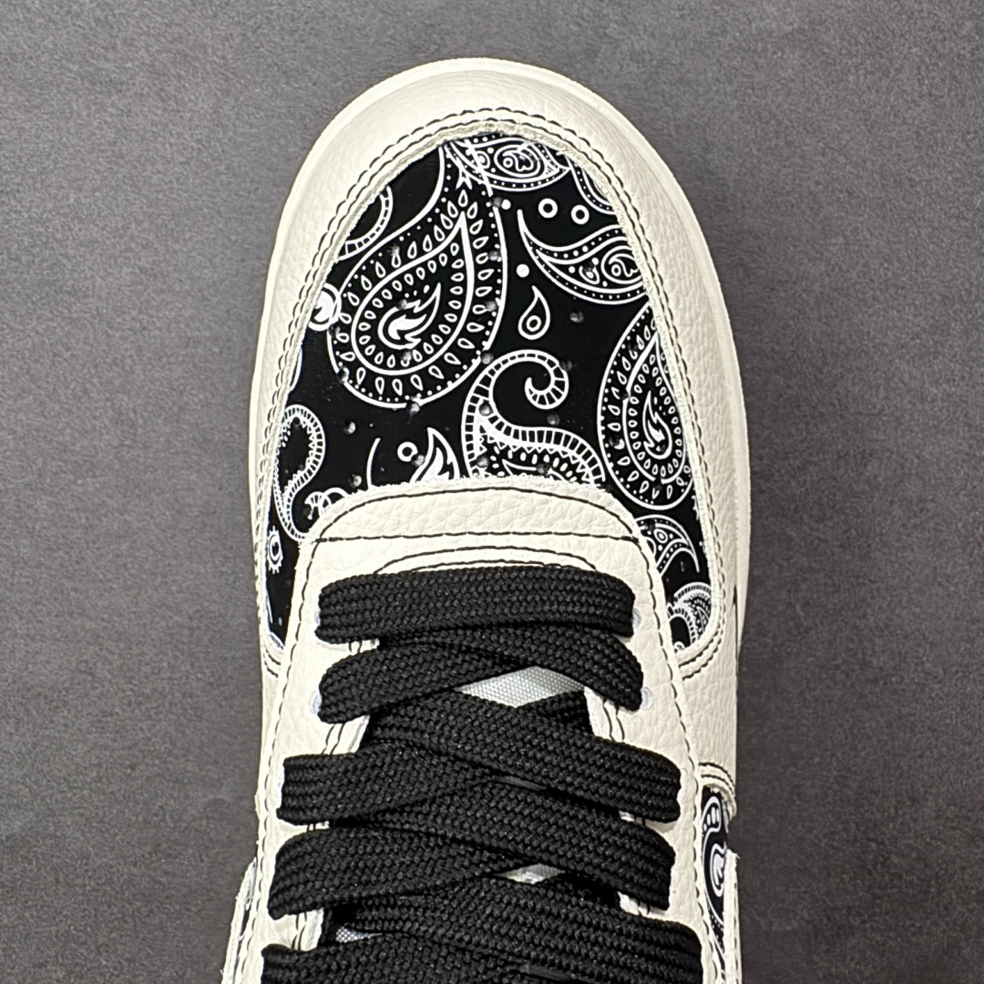 图片[8]-【定制版】Supreme x Nike Air Force 1 Low Sup x 耐克 空军一号 低帮 白黑腰果花 鞋身整体以黑色腰果花印花打造搭配白色框架覆盖层，设计独特且充满时尚感；鞋身两侧Swoosh Logo采用白色点缀，后跟装饰片使用黑色制作，鞋头处迷你Swoosh Logo黑色妆点，鞋舌标签上以Supreme字样呈现，后跟Nike Swoosh Logo及Air辅以白色刺绣妆点，后跟侧方印有Nike字样，彰显联名身份；最后以米白色中底搭配黑色橡胶外底完善整体设计收尾。 货号：ZD1988-005 尺码：36-45带半码 编码：HXSB310320-选品中心