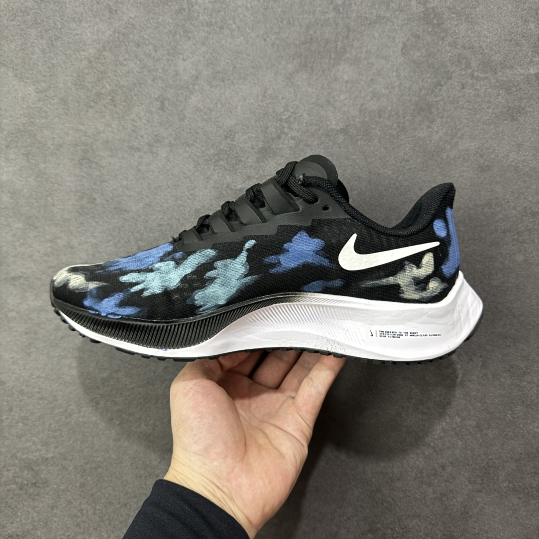 图片[2]-【定制版】Nike Pegasus 37 耐克 飞马37代 低帮 威武之师 黑蓝色 男女同款 赛博朋克 手绘潮流简约百搭防滑耐磨低邦跑步鞋 该定制版球鞋选用原鞋款为Nike Pegasus 37为原鞋，整双鞋以蓝色为主，鞋身配色设计简约百搭，英文涂鸦点缀设计使其更有设计感。 货号：BQ9646-200 尺码：36-45带半码 编码：HXSA310320-选品中心