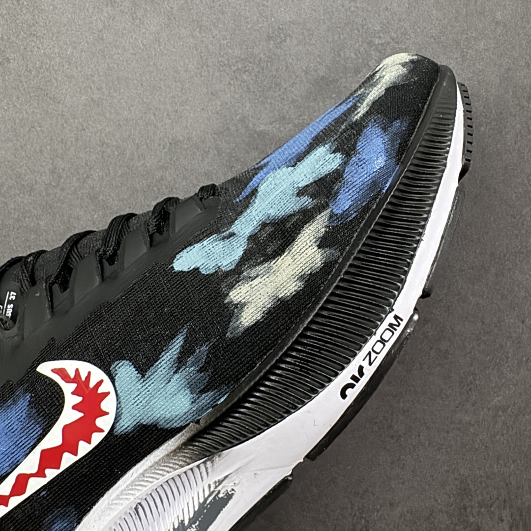 图片[5]-【定制版】Nike Pegasus 37 耐克 飞马37代 低帮 威武之师 黑蓝色 男女同款 赛博朋克 手绘潮流简约百搭防滑耐磨低邦跑步鞋 该定制版球鞋选用原鞋款为Nike Pegasus 37为原鞋，整双鞋以蓝色为主，鞋身配色设计简约百搭，英文涂鸦点缀设计使其更有设计感。 货号：BQ9646-200 尺码：36-45带半码 编码：HXSA310320-选品中心