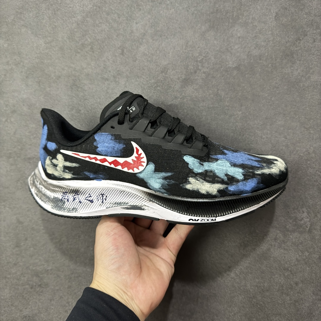 【定制版】Nike Pegasus 37 耐克 飞马37代 低帮 威武之师 黑蓝色 男女同款 赛博朋克 手绘潮流简约百搭防滑耐磨低邦跑步鞋 该定制版球鞋选用原鞋款为Nike Pegasus 37为原鞋,整双鞋以蓝色为主,鞋身配色设计简约百搭,英文涂鸦点缀设计使其更有设计感。 货号:BQ9646-200 尺码:36-45带半码 编码:HXSA310320-选品中心