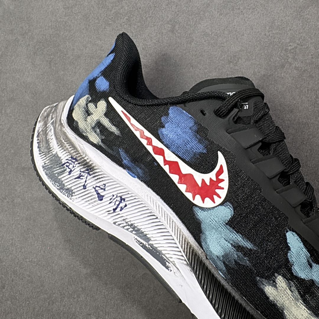图片[6]-【定制版】Nike Pegasus 37 耐克 飞马37代 低帮 威武之师 黑蓝色 男女同款 赛博朋克 手绘潮流简约百搭防滑耐磨低邦跑步鞋 该定制版球鞋选用原鞋款为Nike Pegasus 37为原鞋，整双鞋以蓝色为主，鞋身配色设计简约百搭，英文涂鸦点缀设计使其更有设计感。 货号：BQ9646-200 尺码：36-45带半码 编码：HXSA310320-选品中心