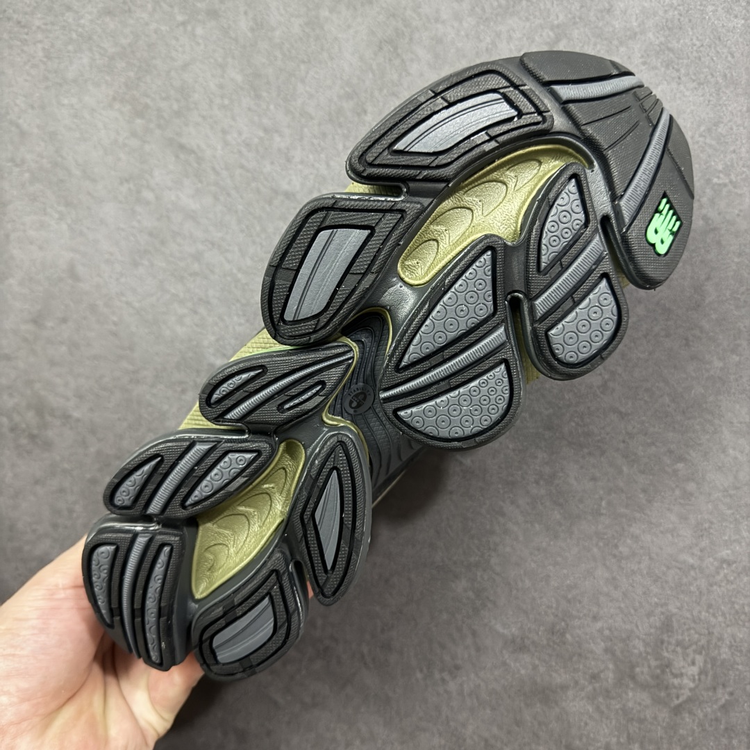 图片[9]-【纯原版】New Balance NB2000 舒适百搭防滑耐磨低帮 休闲跑步鞋 U20006E1 New Balance 在近两年的球鞋市场屡出奇招，在经典鞋型保持进一步增长的同时，推出的每一款新鞋型也都有傲人的战绩。在 327、9060 等鞋型获得成功之后，今天 New Balance 家族又迎来了新鲜血液的注入。这双New Balance 2000 依然是融合了新旧元素的跑鞋造型，命名为 2000，或许是它的设计理念有着 Y2K 的血统。最大的亮点，在于这双鞋的中底。外侧以五个ABZORB 单元，带来极具辨识度和冲击力的视觉效果，让这双鞋在外观和脚感方面都颇具吸引力。 尺码：36-45-选品中心