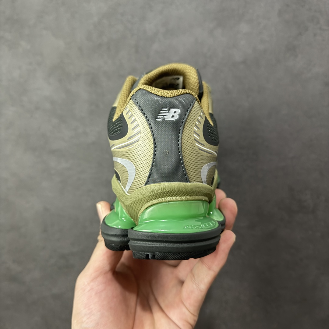 图片[4]-【纯原版】New Balance NB2000 舒适百搭防滑耐磨低帮 休闲跑步鞋 U20006E1 New Balance 在近两年的球鞋市场屡出奇招，在经典鞋型保持进一步增长的同时，推出的每一款新鞋型也都有傲人的战绩。在 327、9060 等鞋型获得成功之后，今天 New Balance 家族又迎来了新鲜血液的注入。这双New Balance 2000 依然是融合了新旧元素的跑鞋造型，命名为 2000，或许是它的设计理念有着 Y2K 的血统。最大的亮点，在于这双鞋的中底。外侧以五个ABZORB 单元，带来极具辨识度和冲击力的视觉效果，让这双鞋在外观和脚感方面都颇具吸引力。 尺码：36-45-选品中心