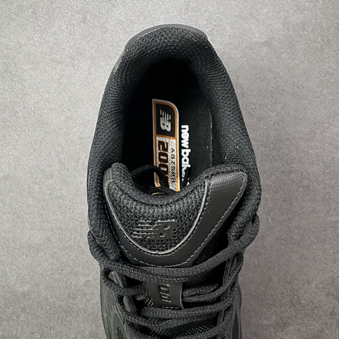 图片[7]-【纯原版】New Balance NB2000 舒适百搭防滑耐磨低帮 休闲跑步鞋 U20006C1 New Balance 在近两年的球鞋市场屡出奇招，在经典鞋型保持进一步增长的同时，推出的每一款新鞋型也都有傲人的战绩。在 327、9060 等鞋型获得成功之后，今天 New Balance 家族又迎来了新鲜血液的注入。这双New Balance 2000 依然是融合了新旧元素的跑鞋造型，命名为 2000，或许是它的设计理念有着 Y2K 的血统。最大的亮点，在于这双鞋的中底。外侧以五个ABZORB 单元，带来极具辨识度和冲击力的视觉效果，让这双鞋在外观和脚感方面都颇具吸引力。 尺码：36-45-选品中心