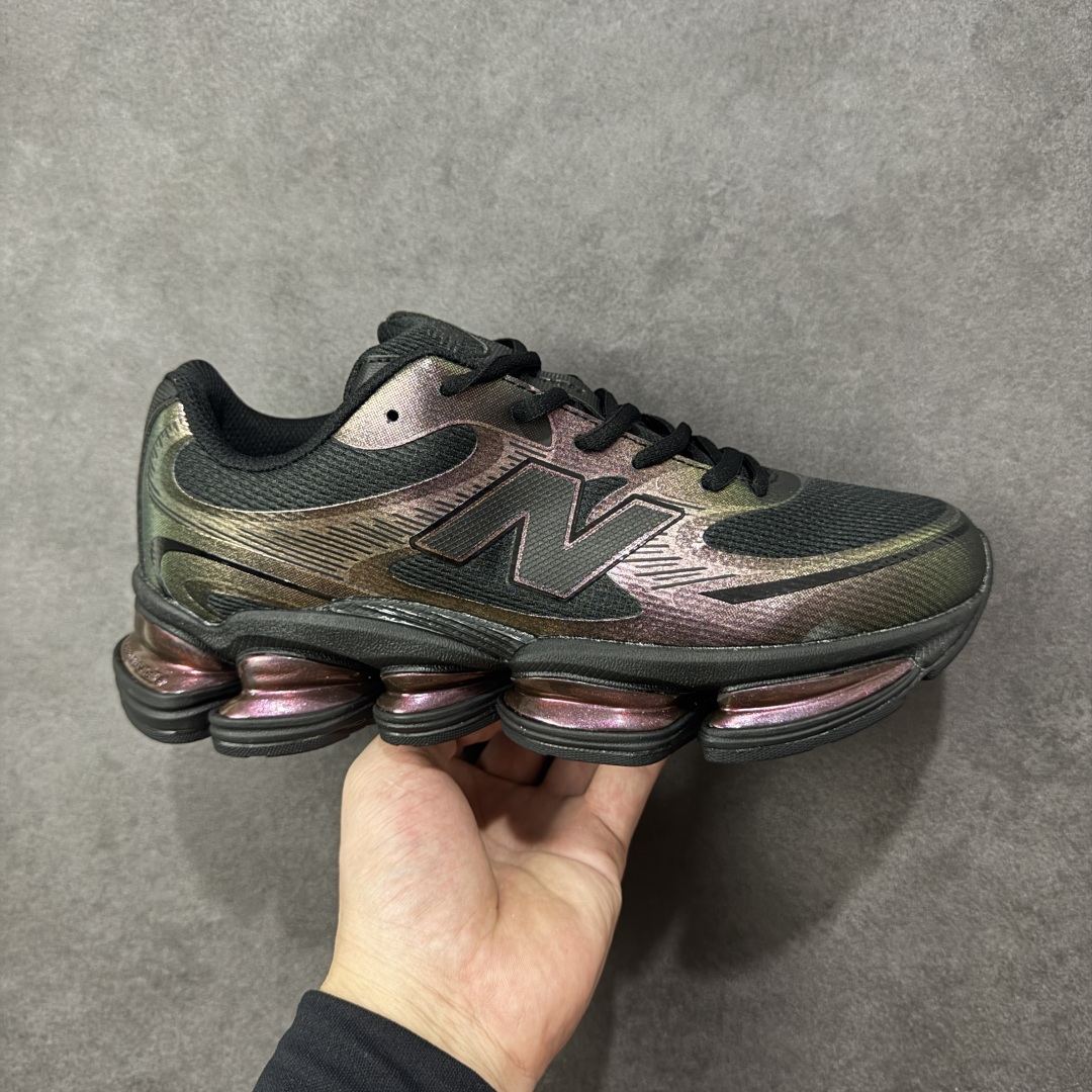 【纯原版】New Balance NB2000 舒适百搭防滑耐磨低帮 休闲跑步鞋 U20006C1 New Balance 在近两年的球鞋市场屡出奇招,在经典鞋型保持进一步增长的同时,推出的每一款新鞋型也都有傲人的战绩。在 327、9060 等鞋型获得成功之后,今天 New Balance 家族又迎来了新鲜血液的注入。这双New Balance 2000 依然是融合了新旧元素的跑鞋造型,命名为 2000,或许是它的设计理念有着 Y2K 的血统。最大的亮点,在于这双鞋的中底。外侧以五个ABZORB 单元,带来极具辨识度和冲击力的视觉效果,让这双鞋在外观和脚感方面都颇具吸引力。 尺码:36-45-选品中心