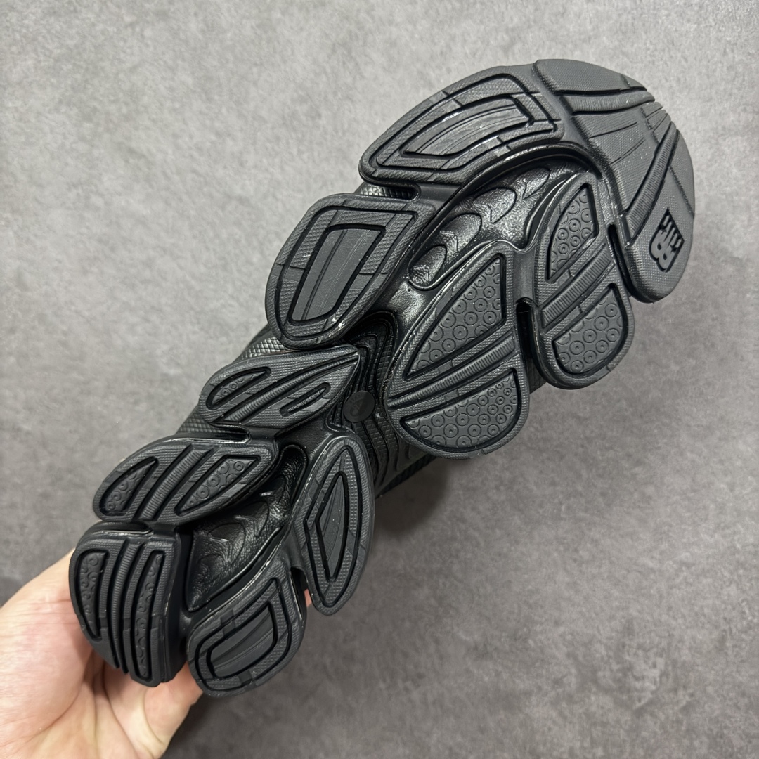 图片[9]-【纯原版】New Balance NB2000 舒适百搭防滑耐磨低帮 休闲跑步鞋 U20006C1 New Balance 在近两年的球鞋市场屡出奇招，在经典鞋型保持进一步增长的同时，推出的每一款新鞋型也都有傲人的战绩。在 327、9060 等鞋型获得成功之后，今天 New Balance 家族又迎来了新鲜血液的注入。这双New Balance 2000 依然是融合了新旧元素的跑鞋造型，命名为 2000，或许是它的设计理念有着 Y2K 的血统。最大的亮点，在于这双鞋的中底。外侧以五个ABZORB 单元，带来极具辨识度和冲击力的视觉效果，让这双鞋在外观和脚感方面都颇具吸引力。 尺码：36-45-选品中心