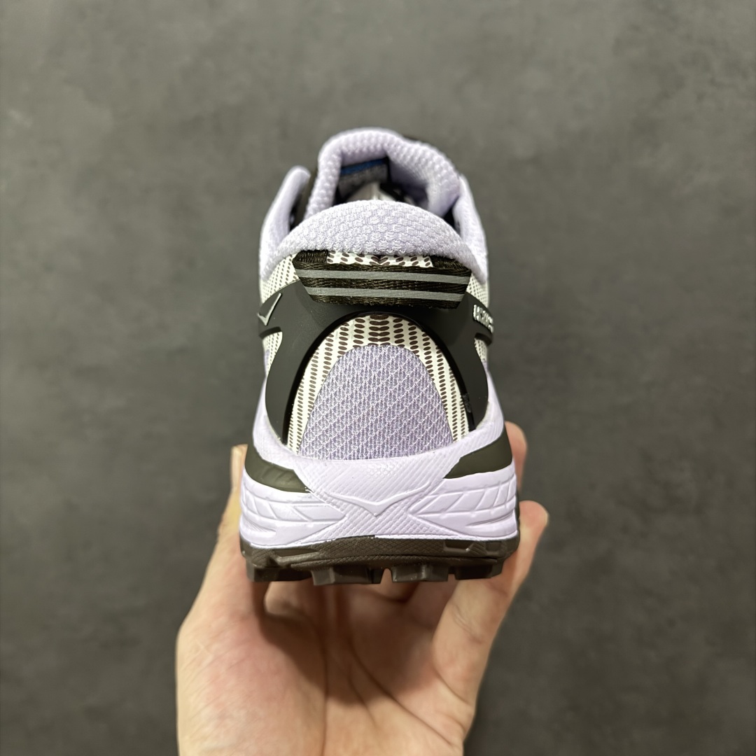 图片[4]-【公司级】HOKA ONE ONE Mafate Speed 2 Low 玛法特2代系列低帮轻量户外越野休闲运动慢跑鞋 HOKA ONE ONE 最近推出了一个胶囊系列 Origin Story 这个系列里的 Mafate Speed 2 可以说让我日思夜想有一阵子了 最近终于拔草 让我来分享一下这双也是上脚赞到爆的越野跑鞋吧 以阿尔卑斯山脉作为主题将亮黄色与蓝色调覆盖在这经典轮廓之上 配色的呈现效果相当亮眼 以至于很多人买这个配色是用来日常搭配的 鞋面采用超轻的无缝架构 轻薄的TPU贴在透气的鞋面材料上 减轻重量同时也保证了支撑性 鞋底则采用滚动平衡技术 引导跑者回归自然步态 祖传的神奇EVA材质中底依旧是一如既往地表现优秀 能提供充足的缓震 作为HOKA家的越野跑鞋 VIBRAM 橡胶大底也是必不可少的 即便在复杂湿滑的地形 依旧能有良好的抓地力及稳定性 鞋带采用了弹性不易松脱的扁宽弹性鞋带 前掌与中掌部分也进行了加宽 也更加适合亚洲人的脚型 是一款十分全面且足够强悍的户外硬核越野鞋 而这双极其亮眼的越野跑鞋恰好又是在江山一百中参赛的UTMB冠军 Ludovic POMMERET 夺冠时穿着的战靴 这就让它变得更加有吸引力了 用来日常搭配的话短裤是基本不挑 长裤我个人推荐阔腿裤 工装裤以及各种长筒牛仔裤都可以 尺码：36 36.5 37.5 38 38.5 39 40 40.5 41 42 42.5 43 44 44.5 45-选品中心