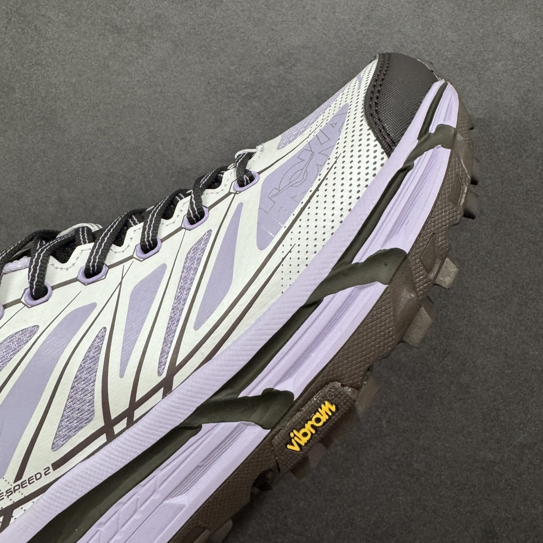 图片[5]-【公司级】HOKA ONE ONE Mafate Speed 2 Low 玛法特2代系列低帮轻量户外越野休闲运动慢跑鞋 HOKA ONE ONE 最近推出了一个胶囊系列 Origin Story 这个系列里的 Mafate Speed 2 可以说让我日思夜想有一阵子了 最近终于拔草 让我来分享一下这双也是上脚赞到爆的越野跑鞋吧 以阿尔卑斯山脉作为主题将亮黄色与蓝色调覆盖在这经典轮廓之上 配色的呈现效果相当亮眼 以至于很多人买这个配色是用来日常搭配的 鞋面采用超轻的无缝架构 轻薄的TPU贴在透气的鞋面材料上 减轻重量同时也保证了支撑性 鞋底则采用滚动平衡技术 引导跑者回归自然步态 祖传的神奇EVA材质中底依旧是一如既往地表现优秀 能提供充足的缓震 作为HOKA家的越野跑鞋 VIBRAM 橡胶大底也是必不可少的 即便在复杂湿滑的地形 依旧能有良好的抓地力及稳定性 鞋带采用了弹性不易松脱的扁宽弹性鞋带 前掌与中掌部分也进行了加宽 也更加适合亚洲人的脚型 是一款十分全面且足够强悍的户外硬核越野鞋 而这双极其亮眼的越野跑鞋恰好又是在江山一百中参赛的UTMB冠军 Ludovic POMMERET 夺冠时穿着的战靴 这就让它变得更加有吸引力了 用来日常搭配的话短裤是基本不挑 长裤我个人推荐阔腿裤 工装裤以及各种长筒牛仔裤都可以 尺码：36 36.5 37.5 38 38.5 39 40 40.5 41 42 42.5 43 44 44.5 45-选品中心