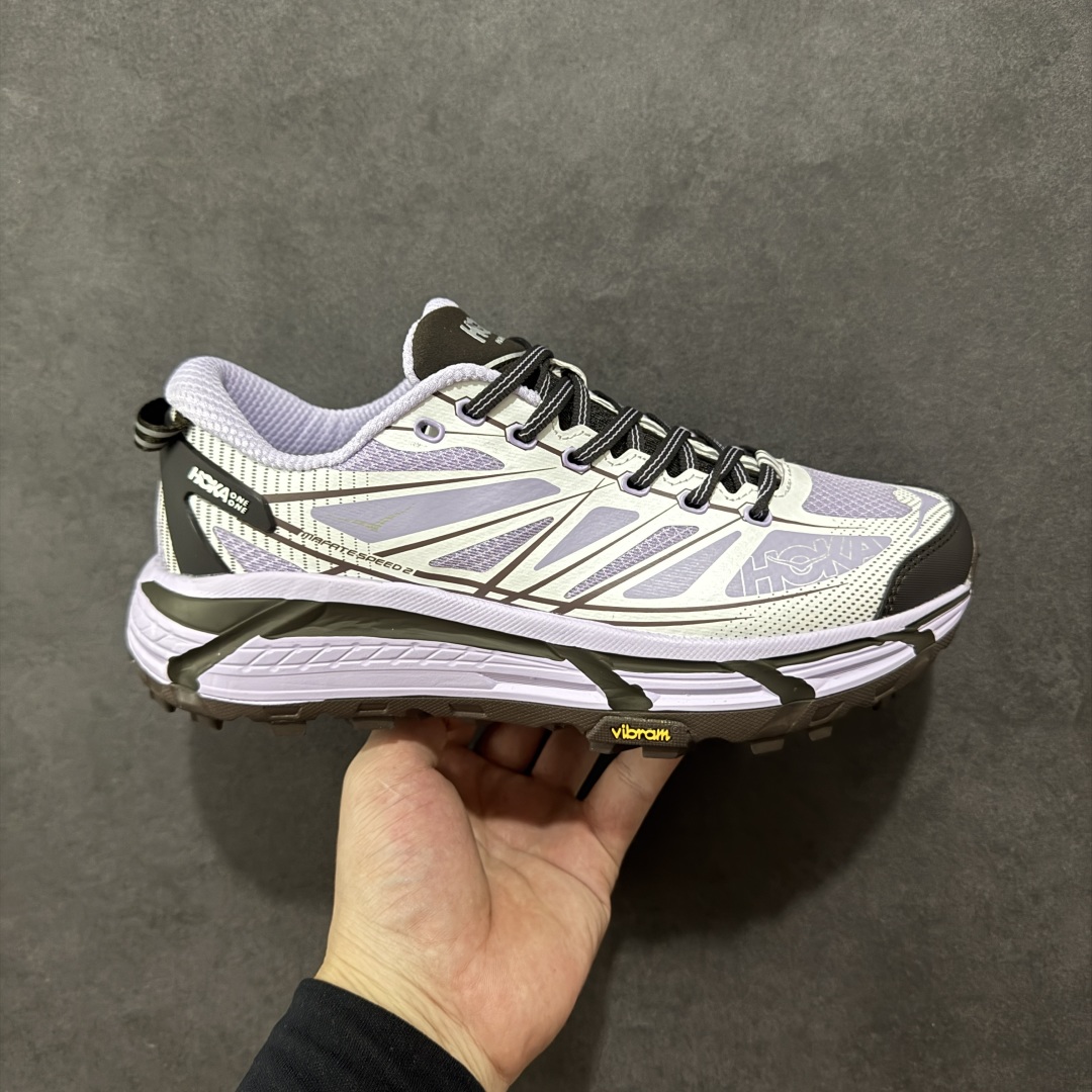 【公司级】HOKA ONE ONE Mafate Speed 2 Low 玛法特2代系列低帮轻量户外越野休闲运动慢跑鞋 HOKA ONE ONE 最近推出了一个胶囊系列 Origin Story 这个系列里的 Mafate Speed 2 可以说让我日思夜想有一阵子了 最近终于拔草 让我来分享一下这双也是上脚赞到爆的越野跑鞋吧 以阿尔卑斯山脉作为主题将亮黄色与蓝色调覆盖在这经典轮廓之上 配色的呈现效果相当亮眼 以至于很多人买这个配色是用来日常搭配的 鞋面采用超轻的无缝架构 轻薄的TPU贴在透气的鞋面材料上 减轻重量同时也保证了支撑性 鞋底则采用滚动平衡技术 引导跑者回归自然步态 祖传的神奇EVA材质中底依旧是一如既往地表现优秀 能提供充足的缓震 作为HOKA家的越野跑鞋 VIBRAM 橡胶大底也是必不可少的 即便在复杂湿滑的地形 依旧能有良好的抓地力及稳定性 鞋带采用了弹性不易松脱的扁宽弹性鞋带 前掌与中掌部分也进行了加宽 也更加适合亚洲人的脚型 是一款十分全面且足够强悍的户外硬核越野鞋 而这双极其亮眼的越野跑鞋恰好又是在江山一百中参赛的UTMB冠军 Ludovic POMMERET 夺冠时穿着的战靴 这就让它变得更加有吸引力了 用来日常搭配的话短裤是基本不挑 长裤我个人推荐阔腿裤 工装裤以及各种长筒牛仔裤都可以 尺码:36 36.5 37.5 38 38.5 39 40 40.5 41 42 42.5 43 44 44.5 45-选品中心