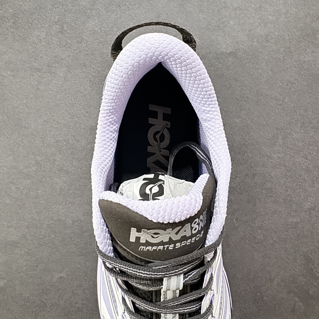 图片[7]-【公司级】HOKA ONE ONE Mafate Speed 2 Low 玛法特2代系列低帮轻量户外越野休闲运动慢跑鞋 HOKA ONE ONE 最近推出了一个胶囊系列 Origin Story 这个系列里的 Mafate Speed 2 可以说让我日思夜想有一阵子了 最近终于拔草 让我来分享一下这双也是上脚赞到爆的越野跑鞋吧 以阿尔卑斯山脉作为主题将亮黄色与蓝色调覆盖在这经典轮廓之上 配色的呈现效果相当亮眼 以至于很多人买这个配色是用来日常搭配的 鞋面采用超轻的无缝架构 轻薄的TPU贴在透气的鞋面材料上 减轻重量同时也保证了支撑性 鞋底则采用滚动平衡技术 引导跑者回归自然步态 祖传的神奇EVA材质中底依旧是一如既往地表现优秀 能提供充足的缓震 作为HOKA家的越野跑鞋 VIBRAM 橡胶大底也是必不可少的 即便在复杂湿滑的地形 依旧能有良好的抓地力及稳定性 鞋带采用了弹性不易松脱的扁宽弹性鞋带 前掌与中掌部分也进行了加宽 也更加适合亚洲人的脚型 是一款十分全面且足够强悍的户外硬核越野鞋 而这双极其亮眼的越野跑鞋恰好又是在江山一百中参赛的UTMB冠军 Ludovic POMMERET 夺冠时穿着的战靴 这就让它变得更加有吸引力了 用来日常搭配的话短裤是基本不挑 长裤我个人推荐阔腿裤 工装裤以及各种长筒牛仔裤都可以 尺码：36 36.5 37.5 38 38.5 39 40 40.5 41 42 42.5 43 44 44.5 45-选品中心