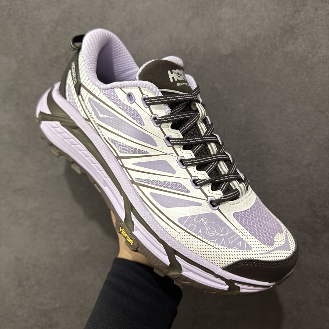 图片[3]-【公司级】HOKA ONE ONE Mafate Speed 2 Low 玛法特2代系列低帮轻量户外越野休闲运动慢跑鞋 HOKA ONE ONE 最近推出了一个胶囊系列 Origin Story 这个系列里的 Mafate Speed 2 可以说让我日思夜想有一阵子了 最近终于拔草 让我来分享一下这双也是上脚赞到爆的越野跑鞋吧 以阿尔卑斯山脉作为主题将亮黄色与蓝色调覆盖在这经典轮廓之上 配色的呈现效果相当亮眼 以至于很多人买这个配色是用来日常搭配的 鞋面采用超轻的无缝架构 轻薄的TPU贴在透气的鞋面材料上 减轻重量同时也保证了支撑性 鞋底则采用滚动平衡技术 引导跑者回归自然步态 祖传的神奇EVA材质中底依旧是一如既往地表现优秀 能提供充足的缓震 作为HOKA家的越野跑鞋 VIBRAM 橡胶大底也是必不可少的 即便在复杂湿滑的地形 依旧能有良好的抓地力及稳定性 鞋带采用了弹性不易松脱的扁宽弹性鞋带 前掌与中掌部分也进行了加宽 也更加适合亚洲人的脚型 是一款十分全面且足够强悍的户外硬核越野鞋 而这双极其亮眼的越野跑鞋恰好又是在江山一百中参赛的UTMB冠军 Ludovic POMMERET 夺冠时穿着的战靴 这就让它变得更加有吸引力了 用来日常搭配的话短裤是基本不挑 长裤我个人推荐阔腿裤 工装裤以及各种长筒牛仔裤都可以 尺码：36 36.5 37.5 38 38.5 39 40 40.5 41 42 42.5 43 44 44.5 45-选品中心