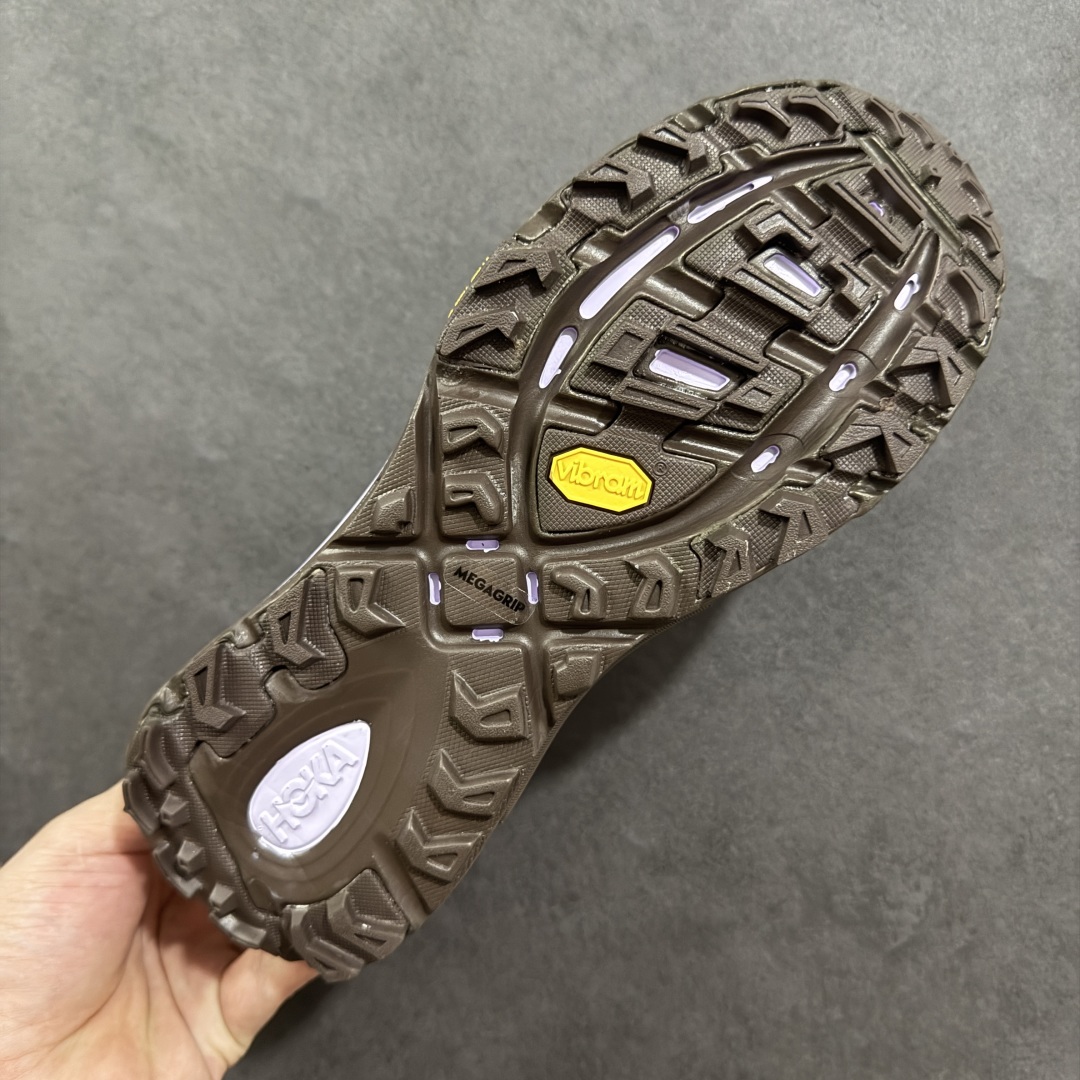 图片[9]-【公司级】HOKA ONE ONE Mafate Speed 2 Low 玛法特2代系列低帮轻量户外越野休闲运动慢跑鞋 HOKA ONE ONE 最近推出了一个胶囊系列 Origin Story 这个系列里的 Mafate Speed 2 可以说让我日思夜想有一阵子了 最近终于拔草 让我来分享一下这双也是上脚赞到爆的越野跑鞋吧 以阿尔卑斯山脉作为主题将亮黄色与蓝色调覆盖在这经典轮廓之上 配色的呈现效果相当亮眼 以至于很多人买这个配色是用来日常搭配的 鞋面采用超轻的无缝架构 轻薄的TPU贴在透气的鞋面材料上 减轻重量同时也保证了支撑性 鞋底则采用滚动平衡技术 引导跑者回归自然步态 祖传的神奇EVA材质中底依旧是一如既往地表现优秀 能提供充足的缓震 作为HOKA家的越野跑鞋 VIBRAM 橡胶大底也是必不可少的 即便在复杂湿滑的地形 依旧能有良好的抓地力及稳定性 鞋带采用了弹性不易松脱的扁宽弹性鞋带 前掌与中掌部分也进行了加宽 也更加适合亚洲人的脚型 是一款十分全面且足够强悍的户外硬核越野鞋 而这双极其亮眼的越野跑鞋恰好又是在江山一百中参赛的UTMB冠军 Ludovic POMMERET 夺冠时穿着的战靴 这就让它变得更加有吸引力了 用来日常搭配的话短裤是基本不挑 长裤我个人推荐阔腿裤 工装裤以及各种长筒牛仔裤都可以 尺码：36 36.5 37.5 38 38.5 39 40 40.5 41 42 42.5 43 44 44.5 45-选品中心