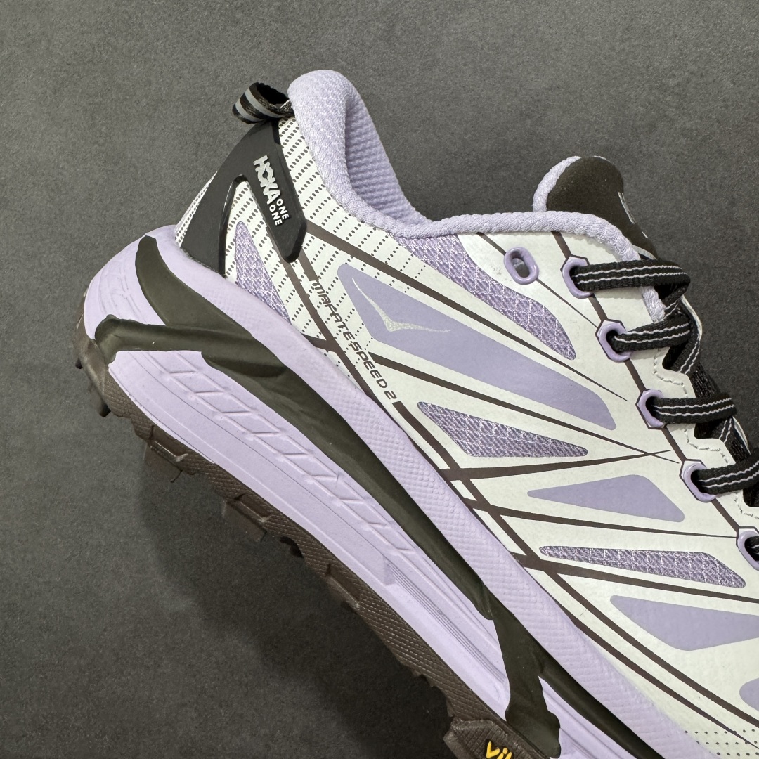 图片[6]-【公司级】HOKA ONE ONE Mafate Speed 2 Low 玛法特2代系列低帮轻量户外越野休闲运动慢跑鞋 HOKA ONE ONE 最近推出了一个胶囊系列 Origin Story 这个系列里的 Mafate Speed 2 可以说让我日思夜想有一阵子了 最近终于拔草 让我来分享一下这双也是上脚赞到爆的越野跑鞋吧 以阿尔卑斯山脉作为主题将亮黄色与蓝色调覆盖在这经典轮廓之上 配色的呈现效果相当亮眼 以至于很多人买这个配色是用来日常搭配的 鞋面采用超轻的无缝架构 轻薄的TPU贴在透气的鞋面材料上 减轻重量同时也保证了支撑性 鞋底则采用滚动平衡技术 引导跑者回归自然步态 祖传的神奇EVA材质中底依旧是一如既往地表现优秀 能提供充足的缓震 作为HOKA家的越野跑鞋 VIBRAM 橡胶大底也是必不可少的 即便在复杂湿滑的地形 依旧能有良好的抓地力及稳定性 鞋带采用了弹性不易松脱的扁宽弹性鞋带 前掌与中掌部分也进行了加宽 也更加适合亚洲人的脚型 是一款十分全面且足够强悍的户外硬核越野鞋 而这双极其亮眼的越野跑鞋恰好又是在江山一百中参赛的UTMB冠军 Ludovic POMMERET 夺冠时穿着的战靴 这就让它变得更加有吸引力了 用来日常搭配的话短裤是基本不挑 长裤我个人推荐阔腿裤 工装裤以及各种长筒牛仔裤都可以 尺码：36 36.5 37.5 38 38.5 39 40 40.5 41 42 42.5 43 44 44.5 45-选品中心