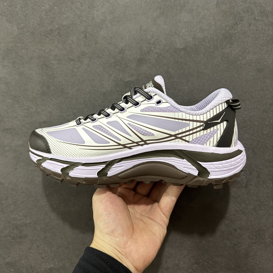 图片[2]-【公司级】HOKA ONE ONE Mafate Speed 2 Low 玛法特2代系列低帮轻量户外越野休闲运动慢跑鞋 HOKA ONE ONE 最近推出了一个胶囊系列 Origin Story 这个系列里的 Mafate Speed 2 可以说让我日思夜想有一阵子了 最近终于拔草 让我来分享一下这双也是上脚赞到爆的越野跑鞋吧 以阿尔卑斯山脉作为主题将亮黄色与蓝色调覆盖在这经典轮廓之上 配色的呈现效果相当亮眼 以至于很多人买这个配色是用来日常搭配的 鞋面采用超轻的无缝架构 轻薄的TPU贴在透气的鞋面材料上 减轻重量同时也保证了支撑性 鞋底则采用滚动平衡技术 引导跑者回归自然步态 祖传的神奇EVA材质中底依旧是一如既往地表现优秀 能提供充足的缓震 作为HOKA家的越野跑鞋 VIBRAM 橡胶大底也是必不可少的 即便在复杂湿滑的地形 依旧能有良好的抓地力及稳定性 鞋带采用了弹性不易松脱的扁宽弹性鞋带 前掌与中掌部分也进行了加宽 也更加适合亚洲人的脚型 是一款十分全面且足够强悍的户外硬核越野鞋 而这双极其亮眼的越野跑鞋恰好又是在江山一百中参赛的UTMB冠军 Ludovic POMMERET 夺冠时穿着的战靴 这就让它变得更加有吸引力了 用来日常搭配的话短裤是基本不挑 长裤我个人推荐阔腿裤 工装裤以及各种长筒牛仔裤都可以 尺码：36 36.5 37.5 38 38.5 39 40 40.5 41 42 42.5 43 44 44.5 45-选品中心