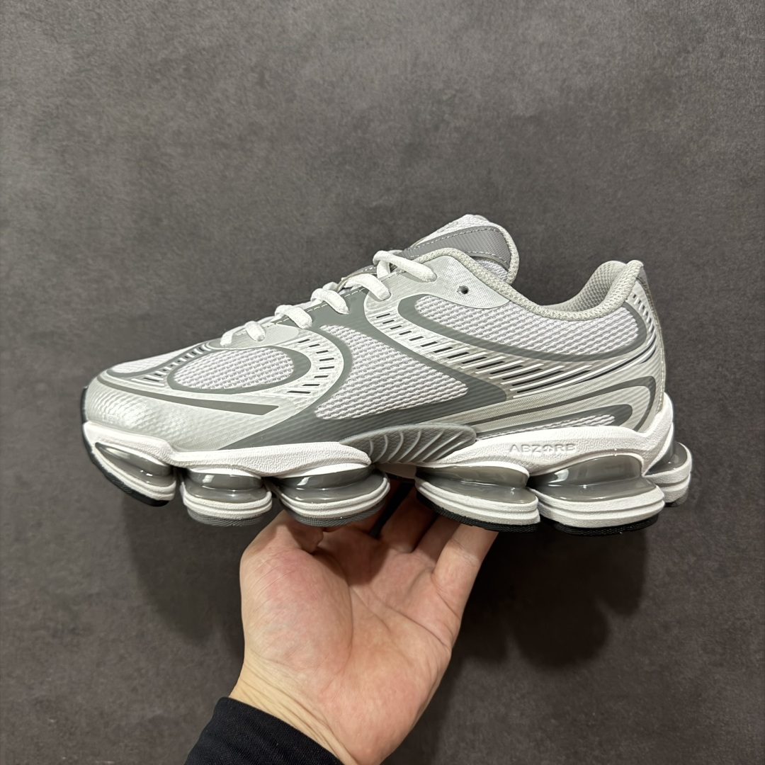 图片[2]-【公司级】New Balance 2000 NB2000 新百伦2000 纽巴伦2000 低帮 白灰色 男女同款 舒适百搭防滑耐磨低邦休闲跑步鞋 以其独特的设计和出色的舒适度备受青睐；这款鞋子采用轻盈透气的网面材质，确保双脚在穿着时保持干爽；鞋身搭配简约的线条设计，既时尚又不失低调；鞋面线条设计精巧，层次感十足，既融入了现代时尚元素，又保留了经典韵味。细节方面，鞋舌和鞋侧均印有New Balance的经典Logo，彰显品牌魅力。极具视觉冲击力的5根ABZORBbm缓震科技更是一大亮点，以及无缝鞋面的设计，加上3M反光材质的装饰，能够高效吸收行走时产生的冲击力，即便长时间穿着也能保持舒适，真正做到了将时尚与功能性完美融合。 货号：U2000DSM 尺码：36-46.5带半码 编码：MKB260270-选品中心