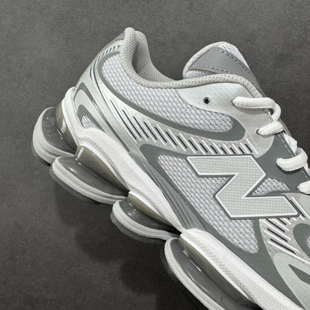 图片[6]-【公司级】New Balance 2000 NB2000 新百伦2000 纽巴伦2000 低帮 白灰色 男女同款 舒适百搭防滑耐磨低邦休闲跑步鞋 以其独特的设计和出色的舒适度备受青睐；这款鞋子采用轻盈透气的网面材质，确保双脚在穿着时保持干爽；鞋身搭配简约的线条设计，既时尚又不失低调；鞋面线条设计精巧，层次感十足，既融入了现代时尚元素，又保留了经典韵味。细节方面，鞋舌和鞋侧均印有New Balance的经典Logo，彰显品牌魅力。极具视觉冲击力的5根ABZORBbm缓震科技更是一大亮点，以及无缝鞋面的设计，加上3M反光材质的装饰，能够高效吸收行走时产生的冲击力，即便长时间穿着也能保持舒适，真正做到了将时尚与功能性完美融合。 货号：U2000DSM 尺码：36-46.5带半码 编码：MKB260270-选品中心