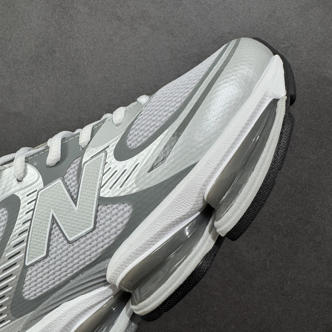 图片[5]-【公司级】New Balance 2000 NB2000 新百伦2000 纽巴伦2000 低帮 白灰色 男女同款 舒适百搭防滑耐磨低邦休闲跑步鞋 以其独特的设计和出色的舒适度备受青睐；这款鞋子采用轻盈透气的网面材质，确保双脚在穿着时保持干爽；鞋身搭配简约的线条设计，既时尚又不失低调；鞋面线条设计精巧，层次感十足，既融入了现代时尚元素，又保留了经典韵味。细节方面，鞋舌和鞋侧均印有New Balance的经典Logo，彰显品牌魅力。极具视觉冲击力的5根ABZORBbm缓震科技更是一大亮点，以及无缝鞋面的设计，加上3M反光材质的装饰，能够高效吸收行走时产生的冲击力，即便长时间穿着也能保持舒适，真正做到了将时尚与功能性完美融合。 货号：U2000DSM 尺码：36-46.5带半码 编码：MKB260270-选品中心