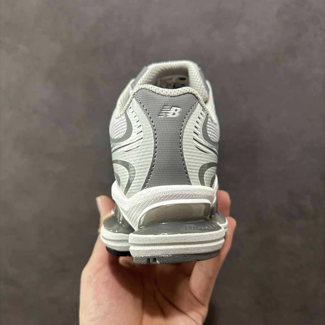 图片[4]-【公司级】New Balance 2000 NB2000 新百伦2000 纽巴伦2000 低帮 白灰色 男女同款 舒适百搭防滑耐磨低邦休闲跑步鞋 以其独特的设计和出色的舒适度备受青睐；这款鞋子采用轻盈透气的网面材质，确保双脚在穿着时保持干爽；鞋身搭配简约的线条设计，既时尚又不失低调；鞋面线条设计精巧，层次感十足，既融入了现代时尚元素，又保留了经典韵味。细节方面，鞋舌和鞋侧均印有New Balance的经典Logo，彰显品牌魅力。极具视觉冲击力的5根ABZORBbm缓震科技更是一大亮点，以及无缝鞋面的设计，加上3M反光材质的装饰，能够高效吸收行走时产生的冲击力，即便长时间穿着也能保持舒适，真正做到了将时尚与功能性完美融合。 货号：U2000DSM 尺码：36-46.5带半码 编码：MKB260270-选品中心