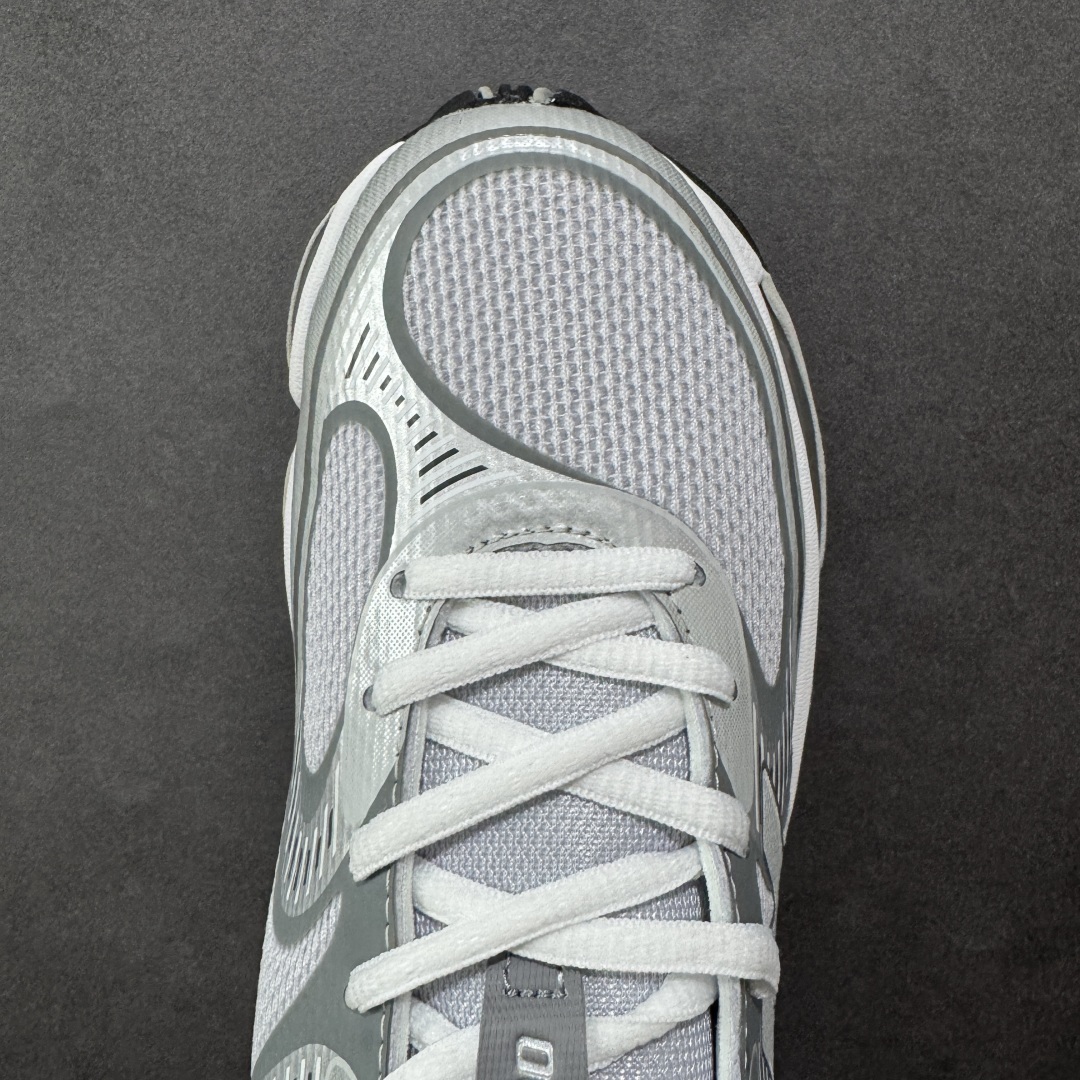 图片[8]-【公司级】New Balance 2000 NB2000 新百伦2000 纽巴伦2000 低帮 白灰色 男女同款 舒适百搭防滑耐磨低邦休闲跑步鞋 以其独特的设计和出色的舒适度备受青睐；这款鞋子采用轻盈透气的网面材质，确保双脚在穿着时保持干爽；鞋身搭配简约的线条设计，既时尚又不失低调；鞋面线条设计精巧，层次感十足，既融入了现代时尚元素，又保留了经典韵味。细节方面，鞋舌和鞋侧均印有New Balance的经典Logo，彰显品牌魅力。极具视觉冲击力的5根ABZORBbm缓震科技更是一大亮点，以及无缝鞋面的设计，加上3M反光材质的装饰，能够高效吸收行走时产生的冲击力，即便长时间穿着也能保持舒适，真正做到了将时尚与功能性完美融合。 货号：U2000DSM 尺码：36-46.5带半码 编码：MKB260270-选品中心